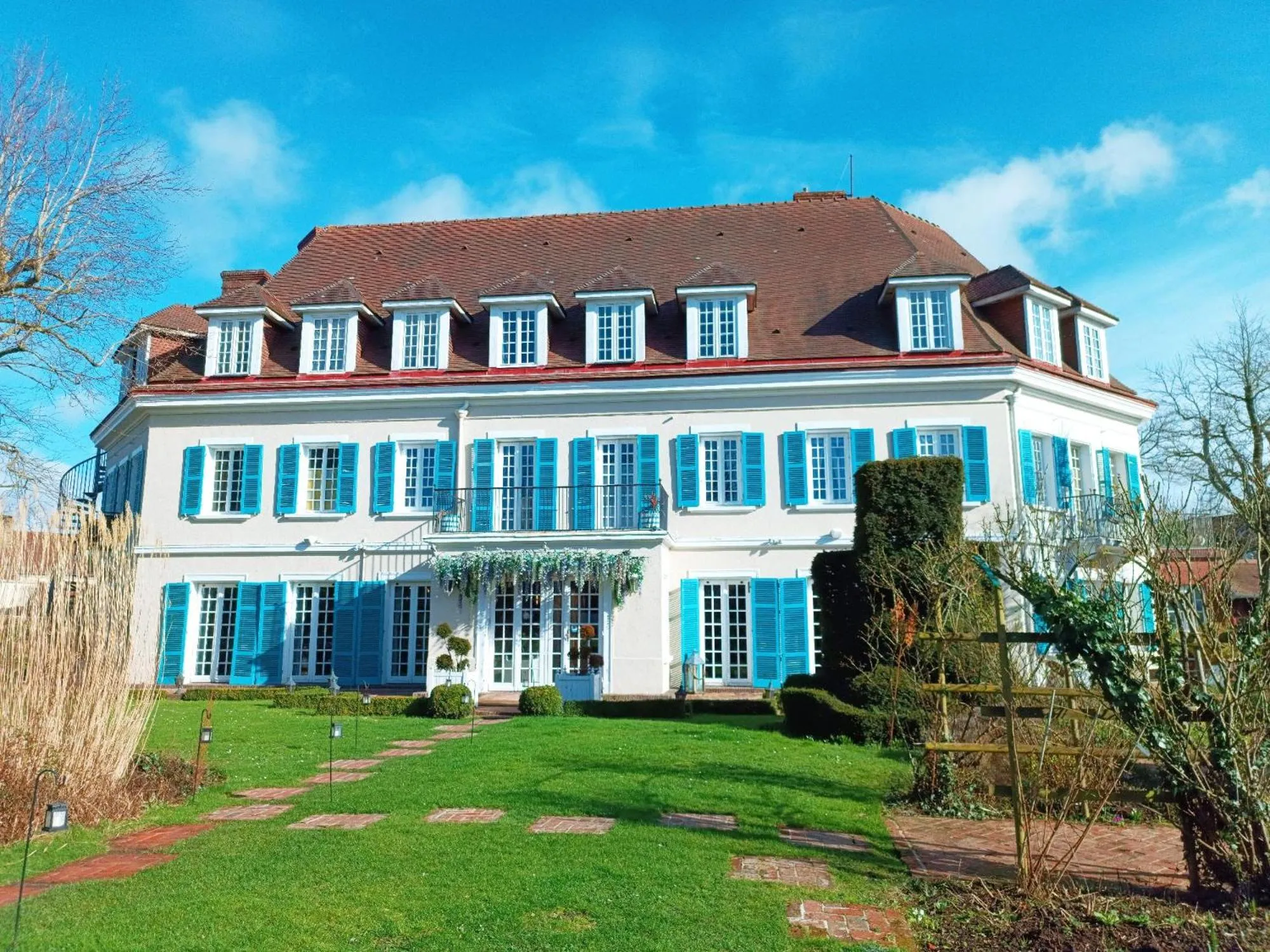 Property building in Chateau De Montreuil