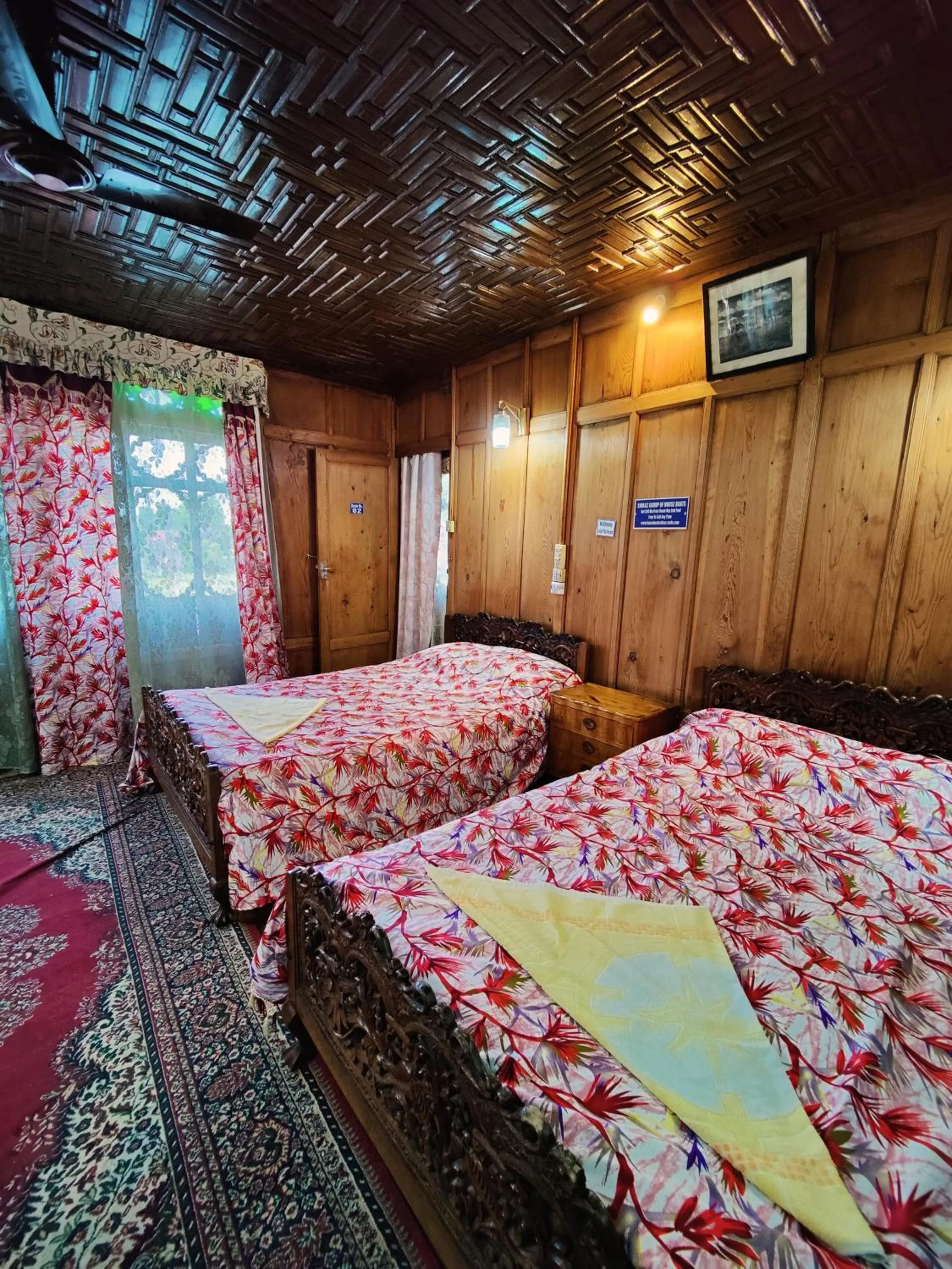 Bed in Shiraz Deluxe Houseboat