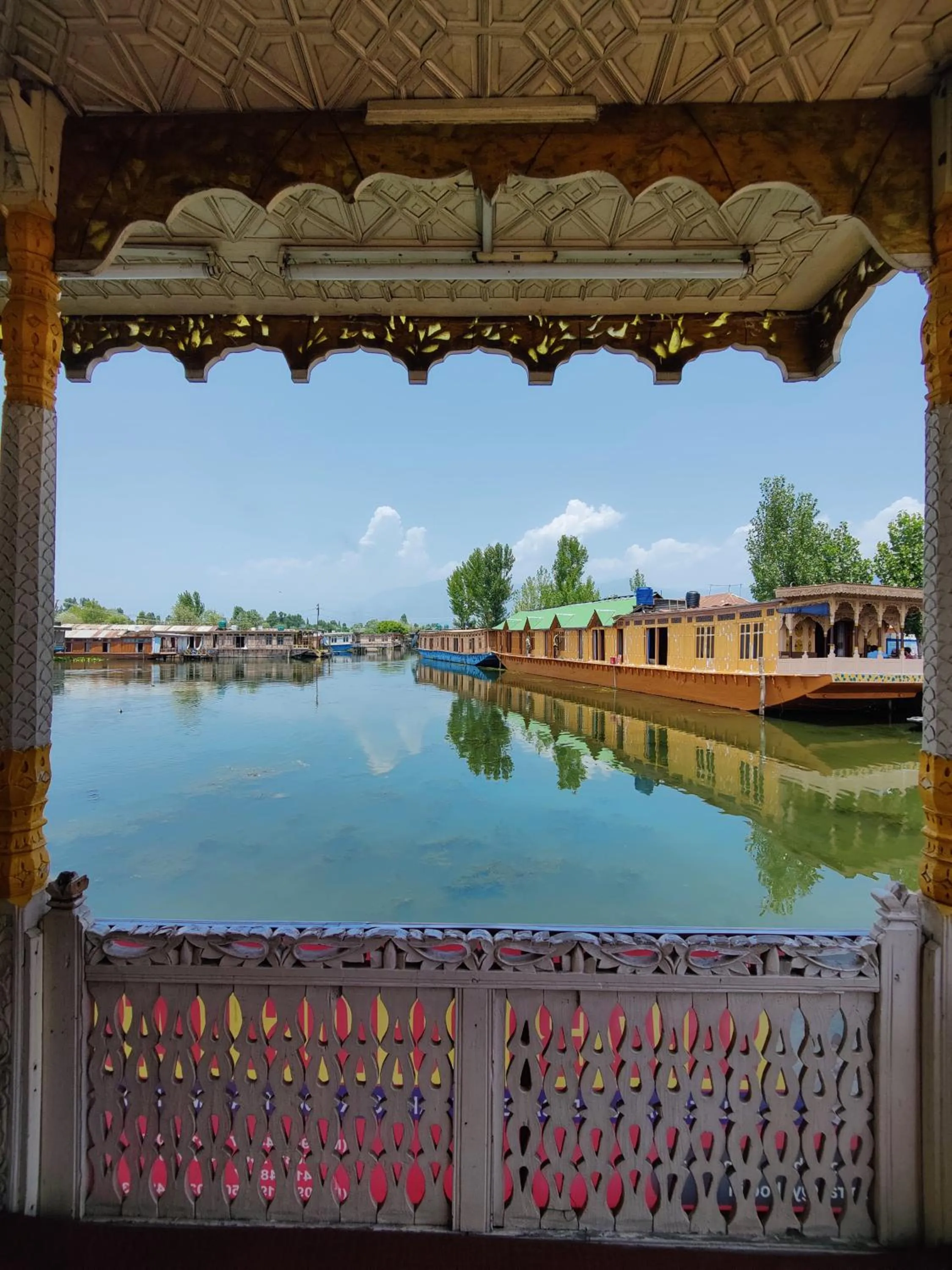 Lake view in Shiraz Deluxe Houseboat