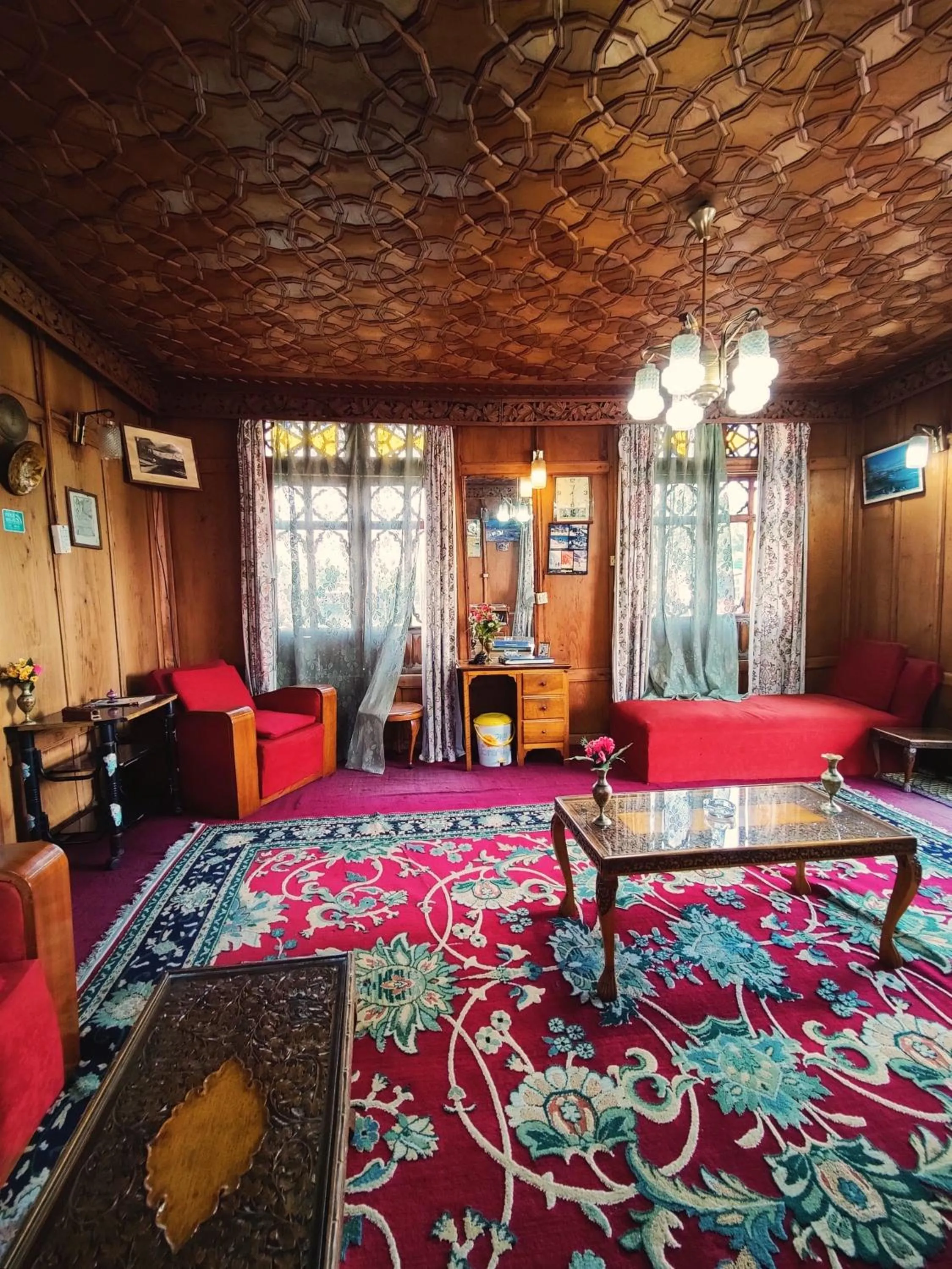 Living room in Shiraz Deluxe Houseboat
