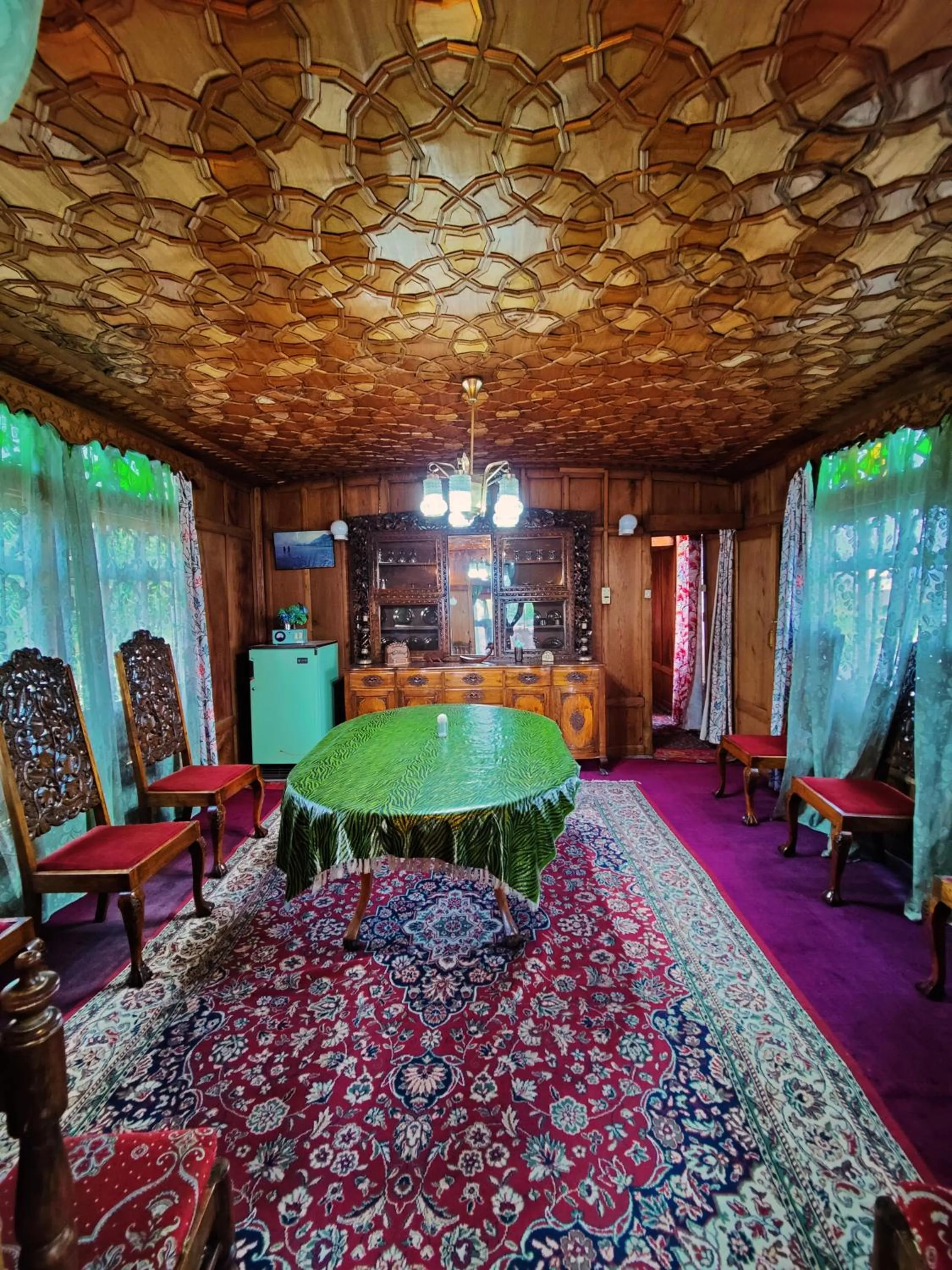 Dining area in Shiraz Deluxe Houseboat
