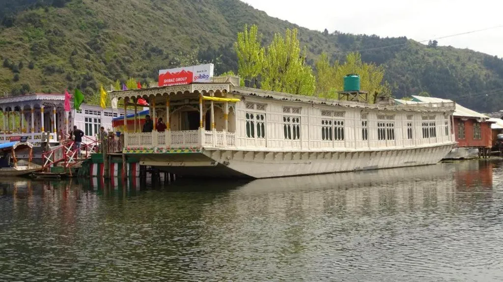 Lake view in Shiraz Deluxe Houseboat