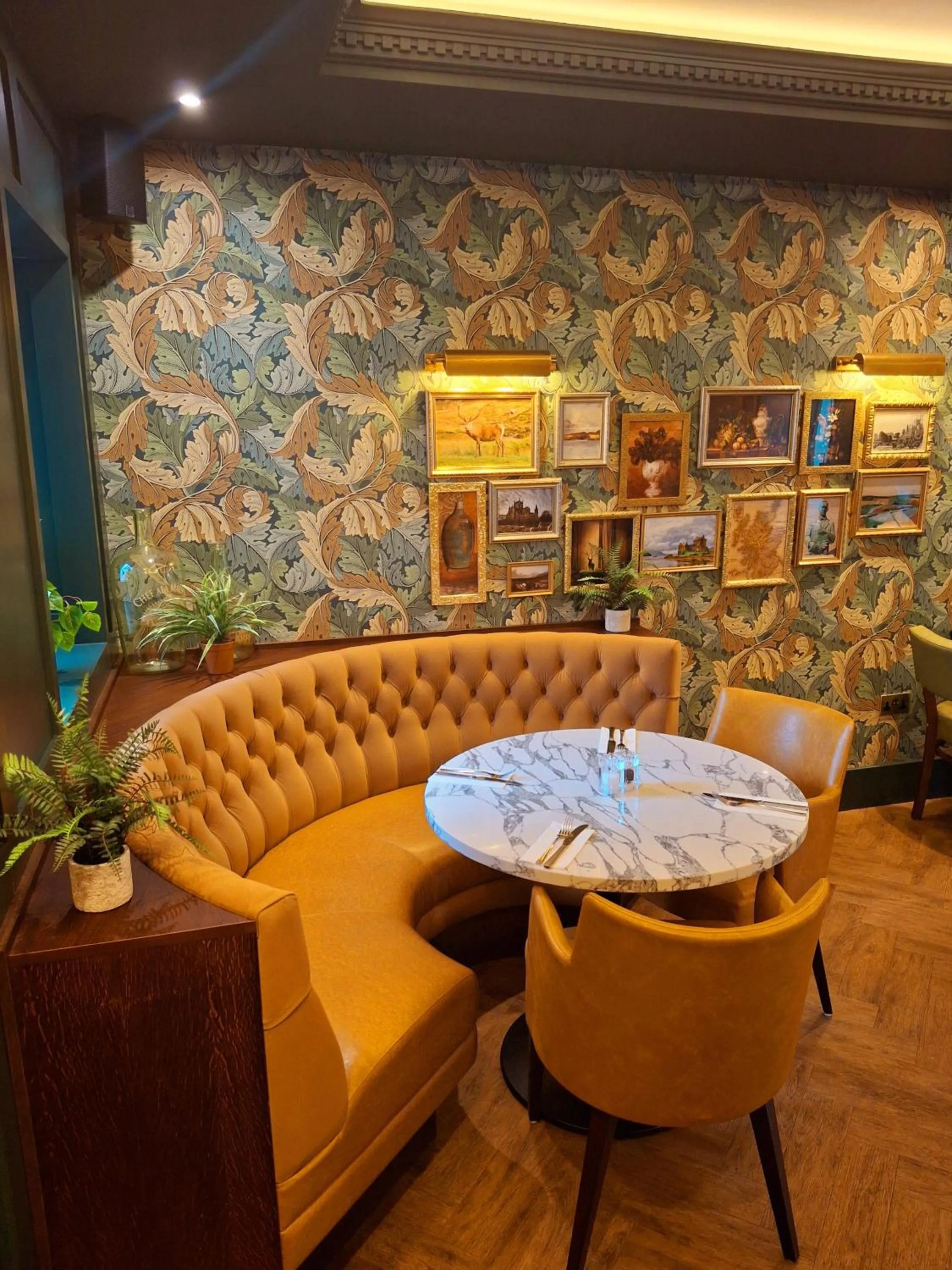 Restaurant/places to eat in Adamson Hotel