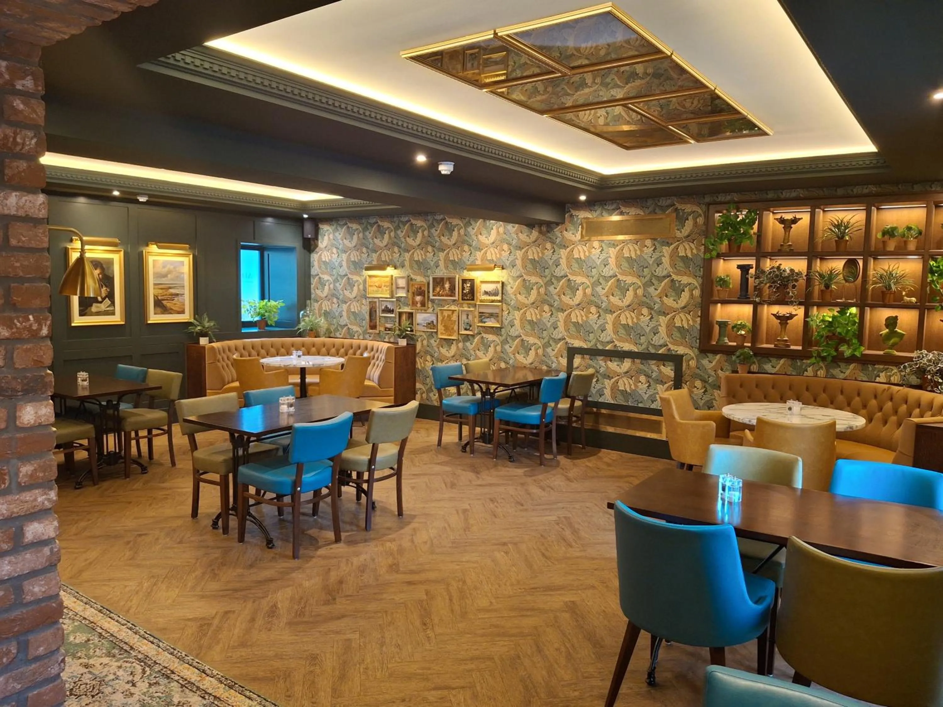 Restaurant/places to eat in Adamson Hotel