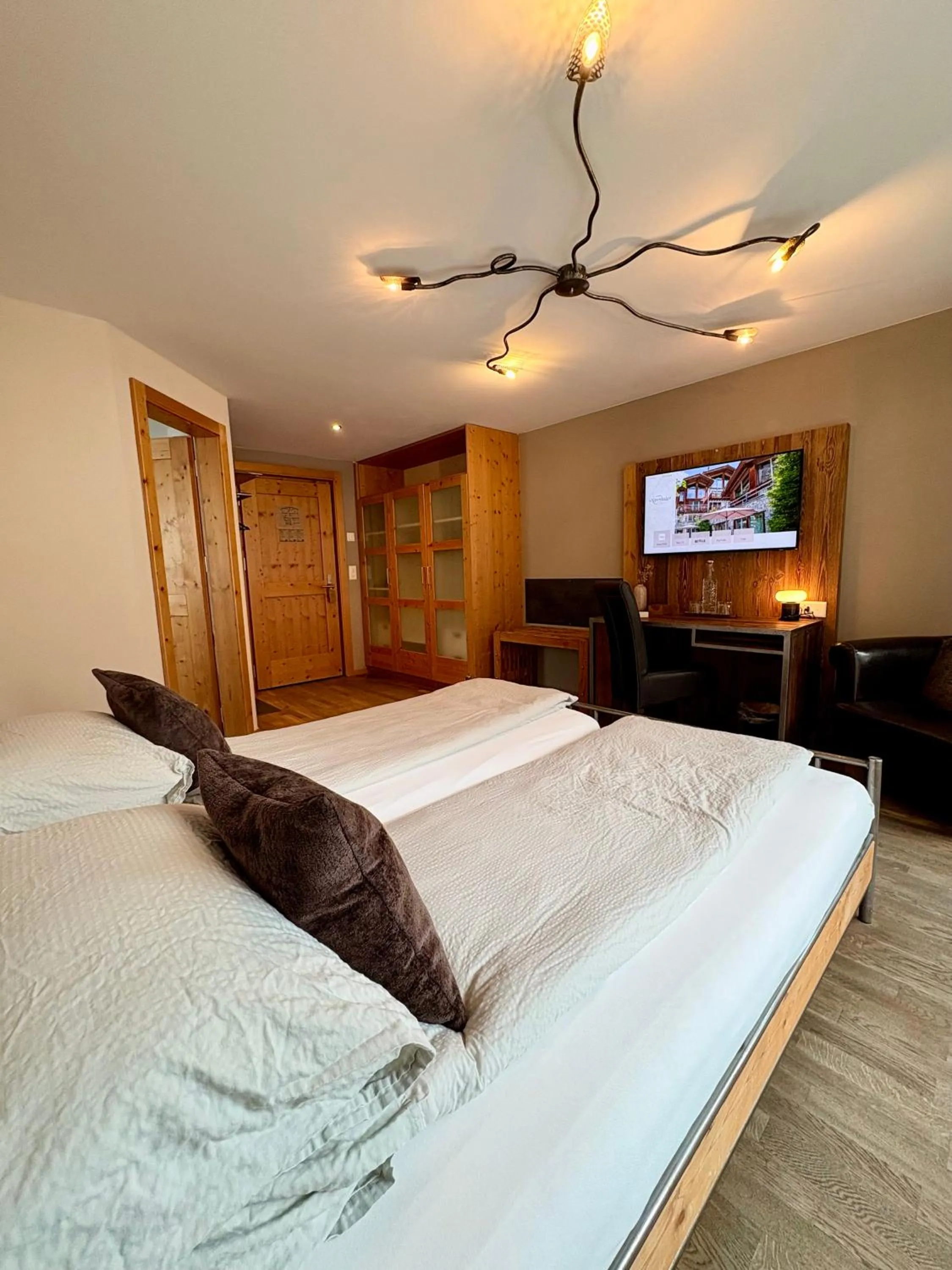 Photo of the whole room, Bed in Alpenlodge