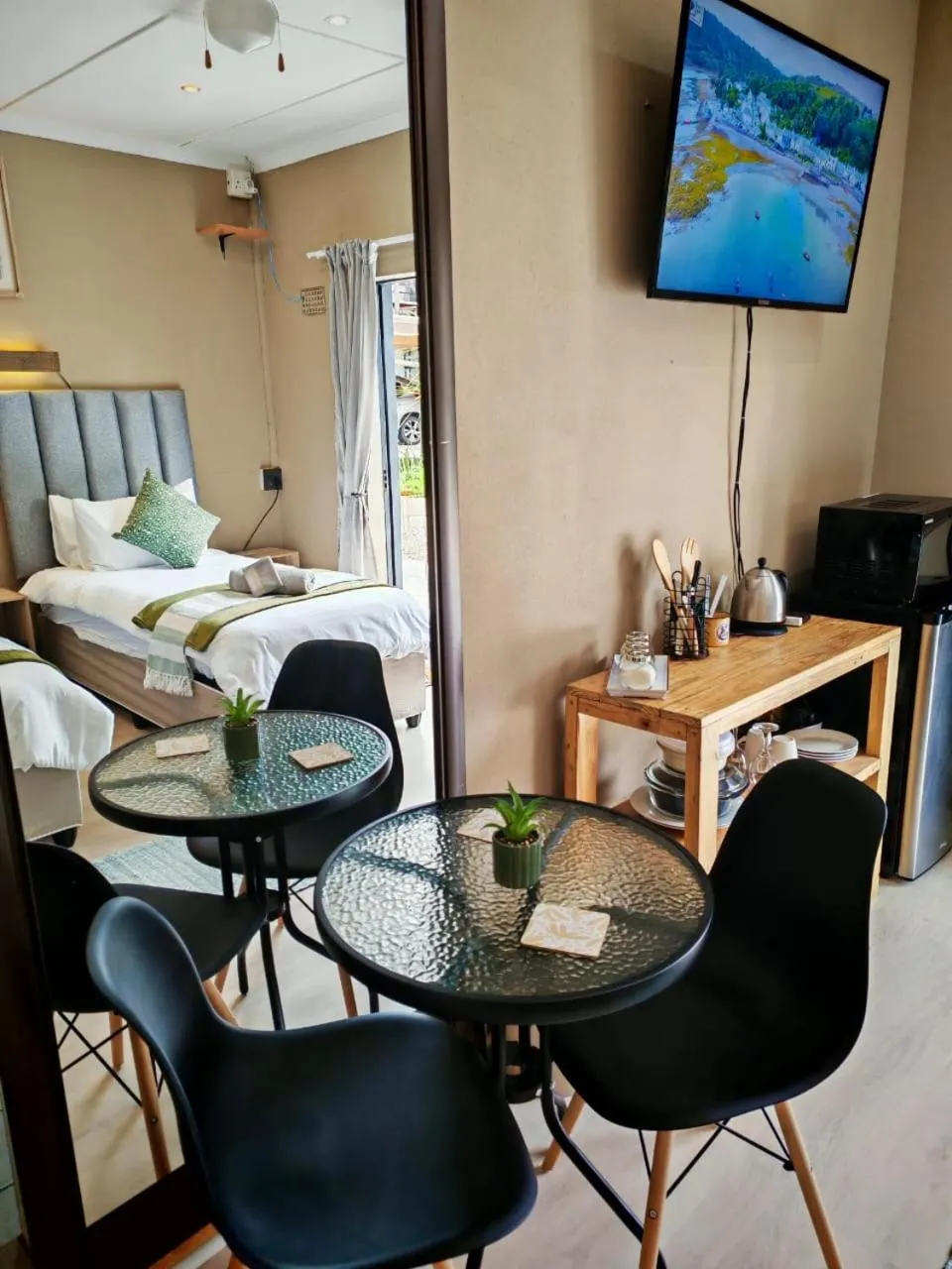 Seating area, Bed in The Lion's Den