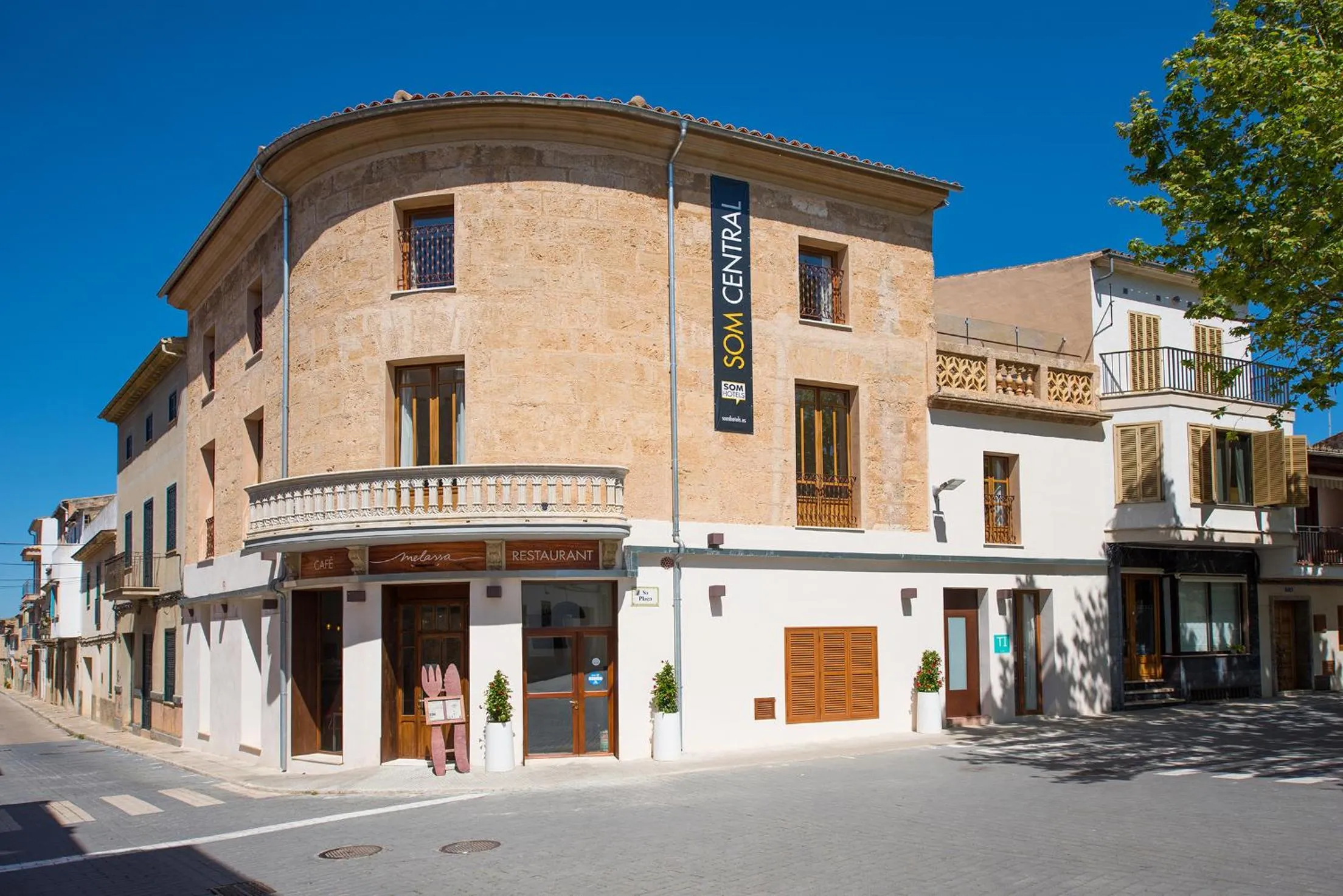 Facade/entrance in TI Central Maria