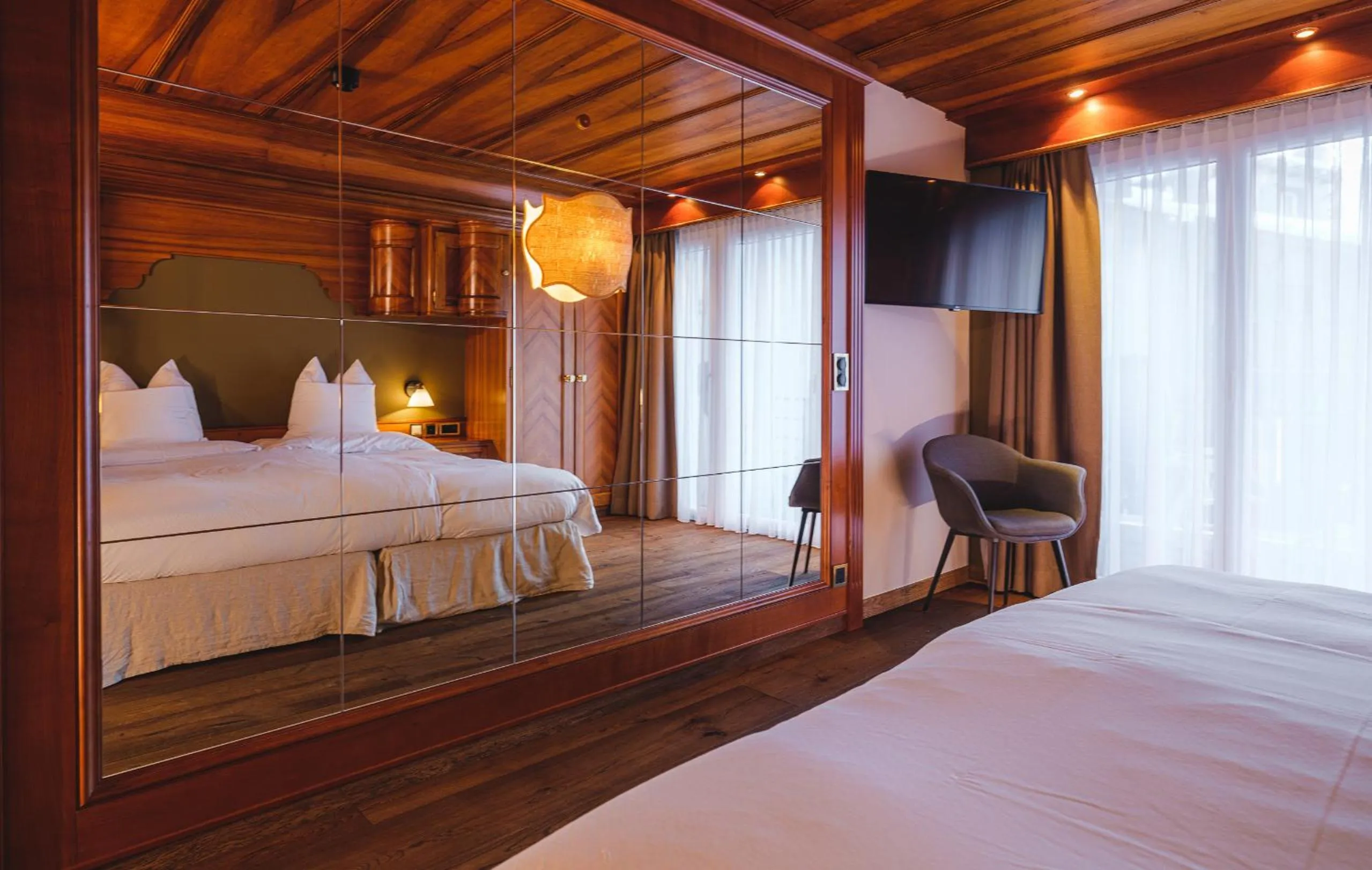 Photo of the whole room, Bed in the rex