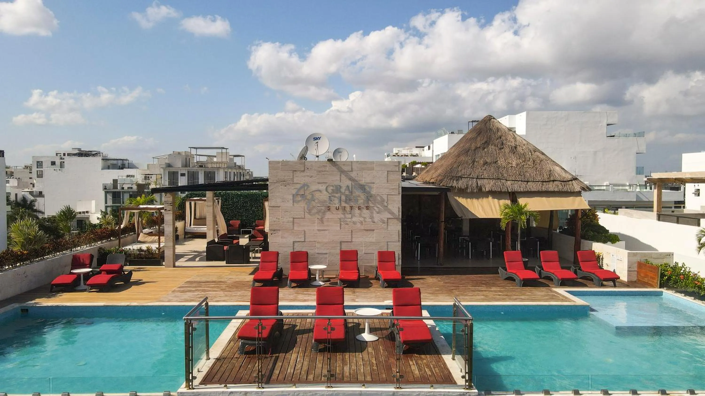 Restaurant/places to eat in Grand Fifty Suites