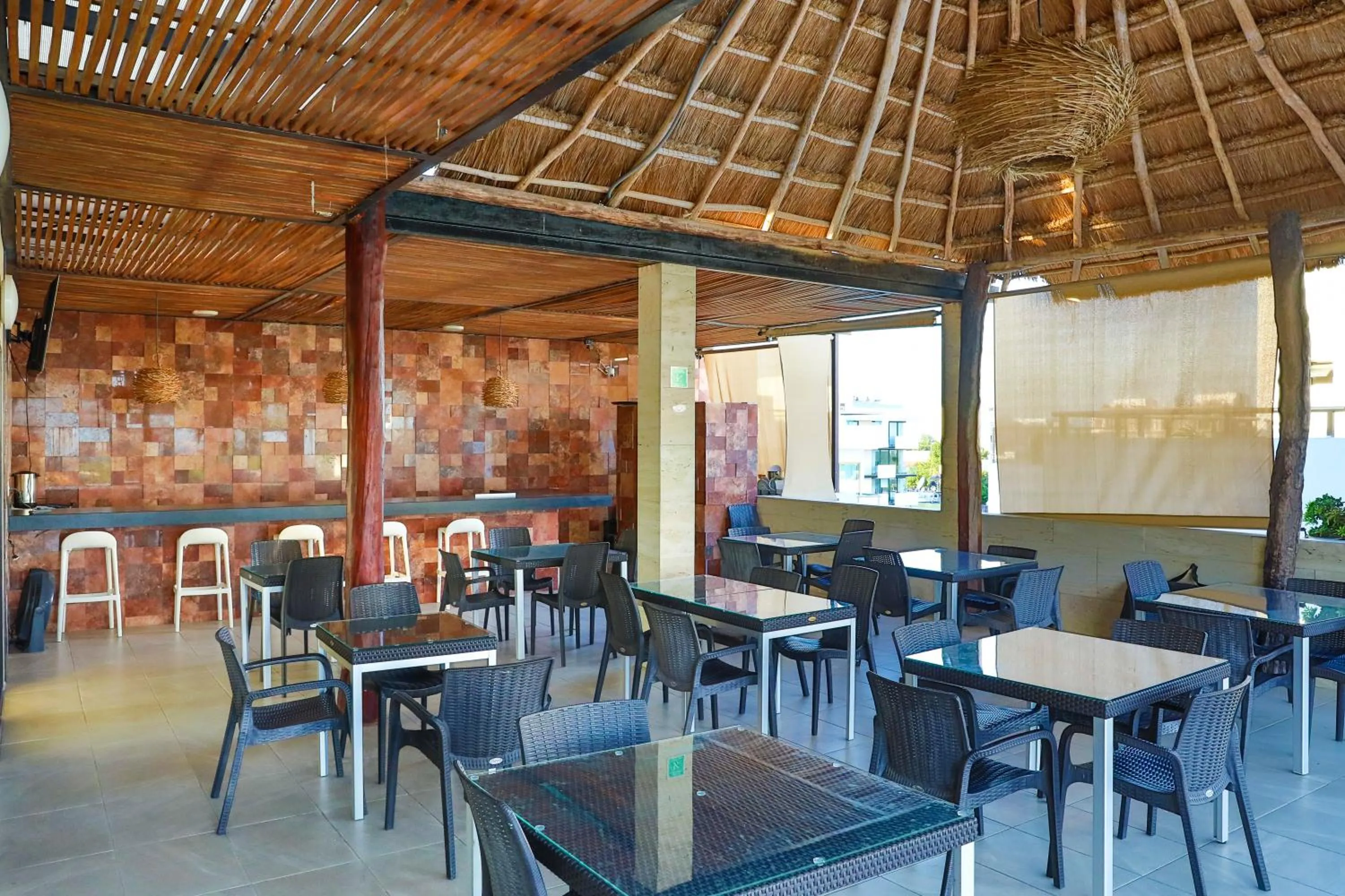 Restaurant/places to eat in Grand Fifty Suites