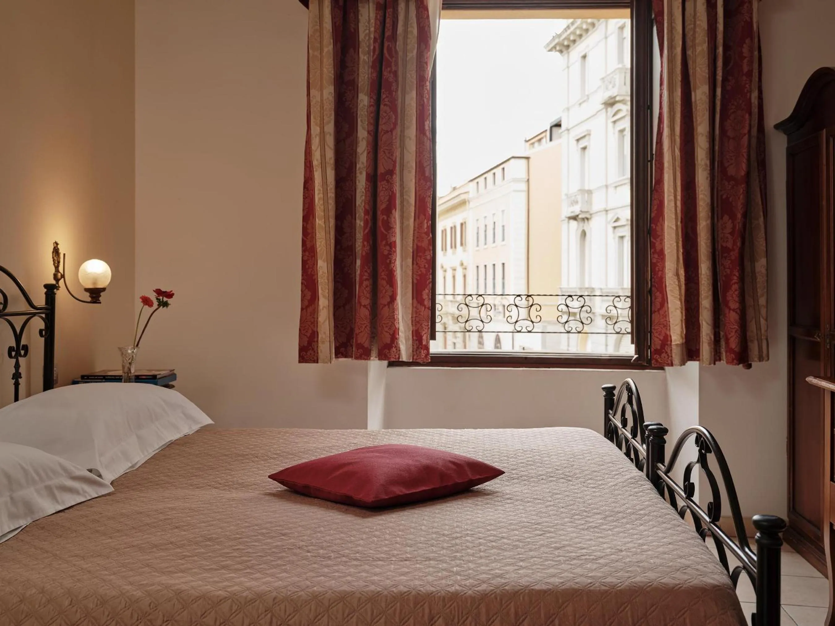 Photo of the whole room, Bed in Cagliari Novecento