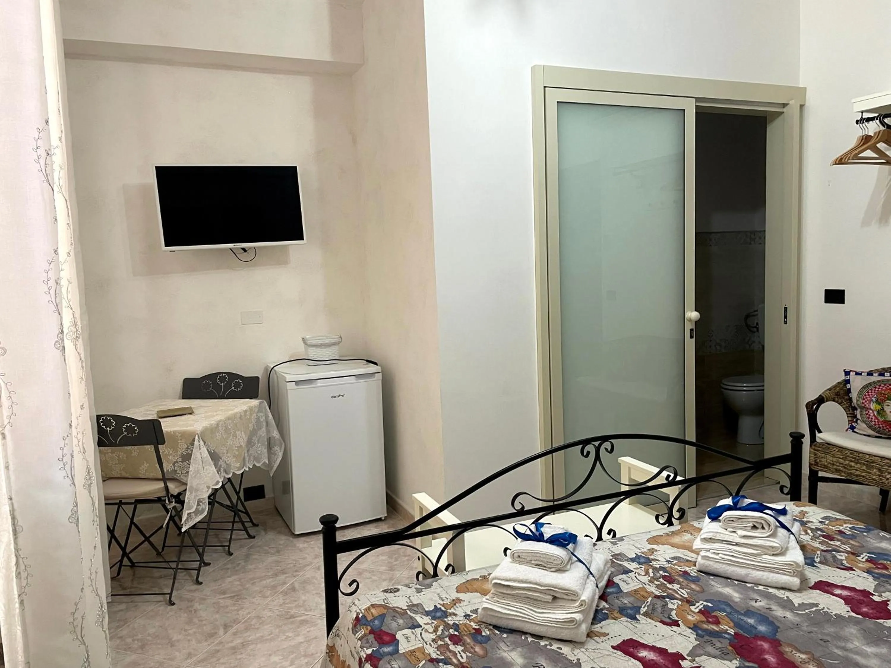 Communal lounge/ TV room in Le lumie