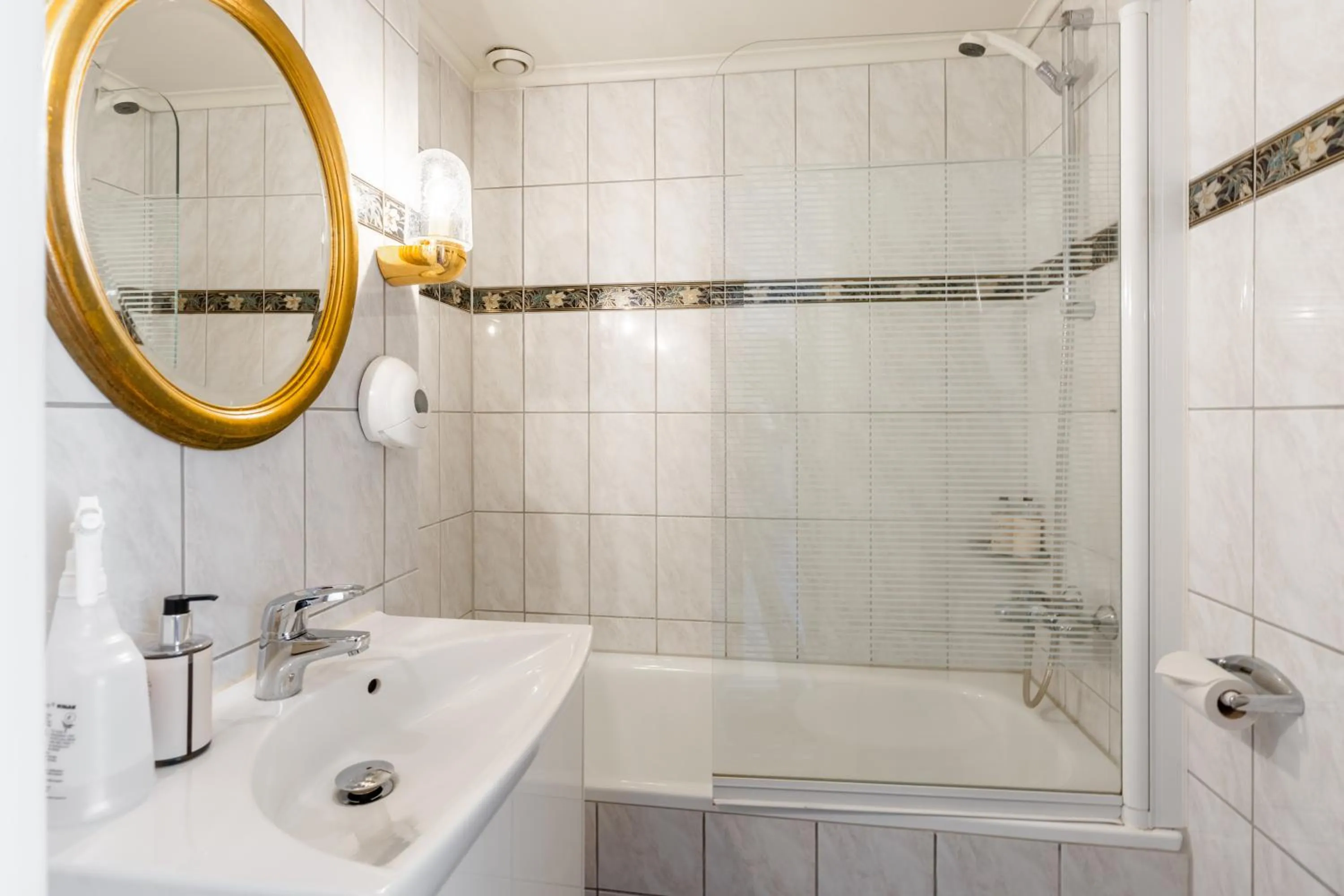 Bathroom in Fleischer's Hotel