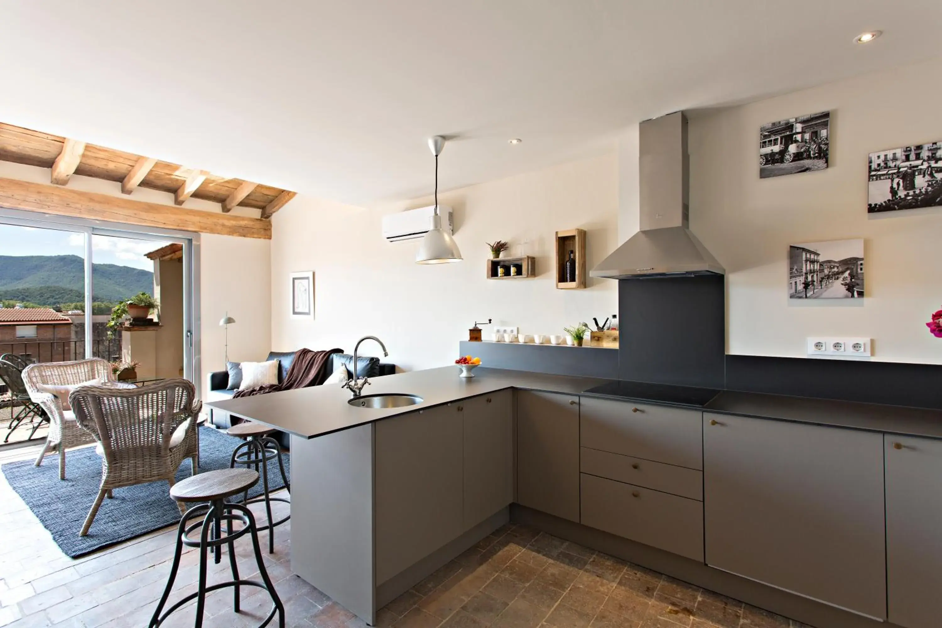 One-Bedroom Deluxe Apartment with Terrace in El Jardinet de Sant Esteve One-Bedroom Deluxe Apartment with Terrace in El Jardinet de Sant Esteve