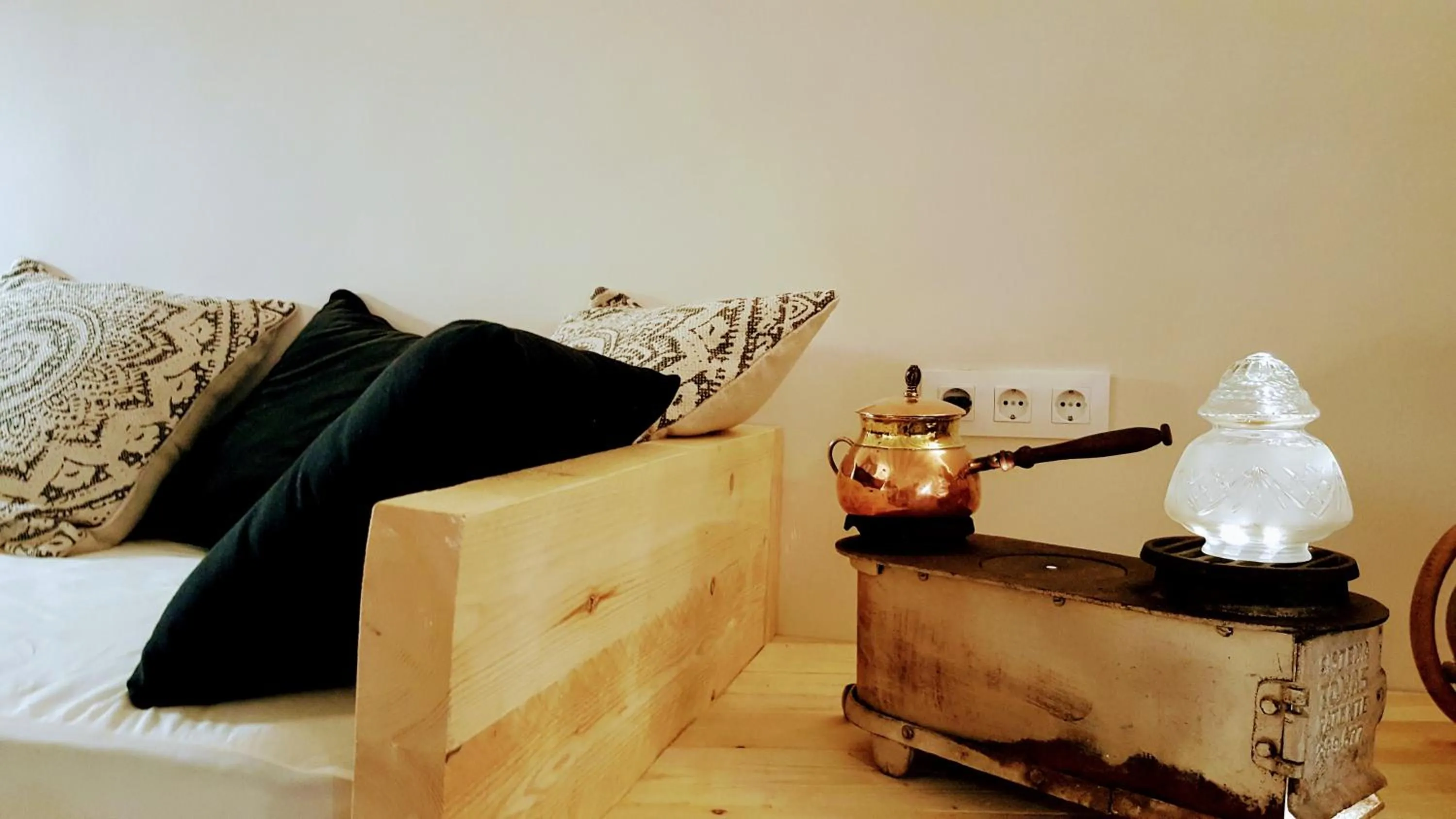 Decorative detail, Bed in El Jardinet de Sant Esteve