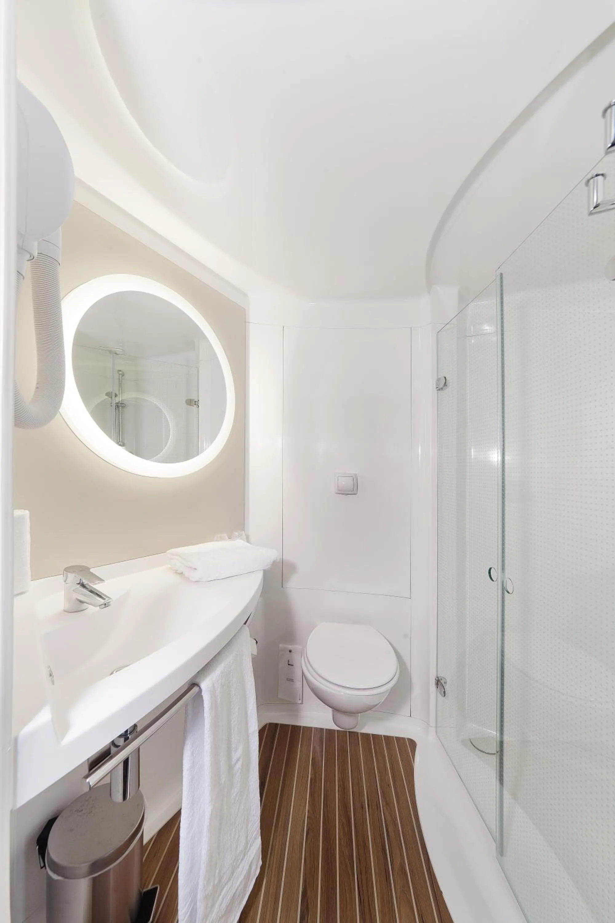 Bathroom in ibis Styles Toulouse Lavaur