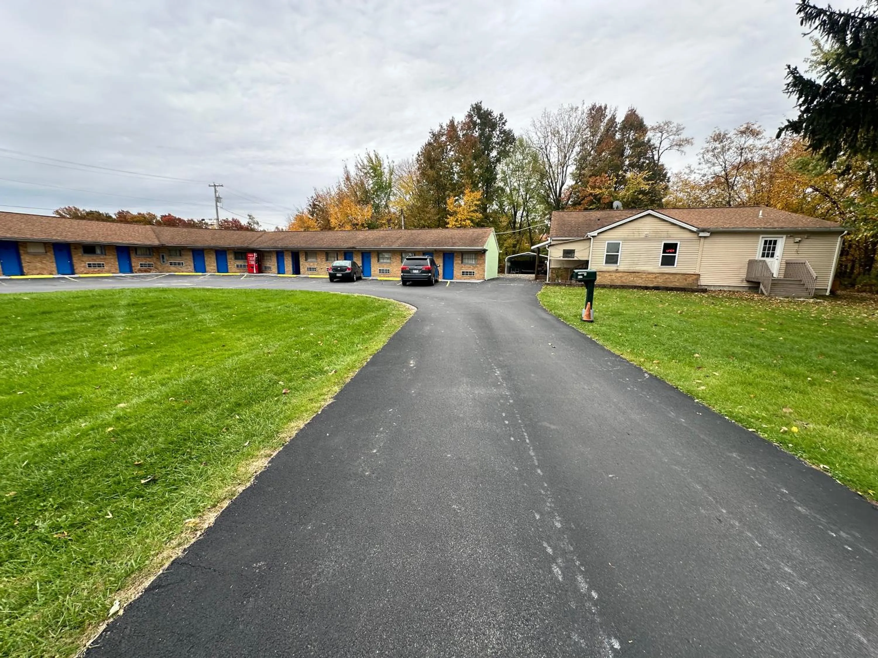 Facade/entrance in Westgate Manor Motel Austintown & Youngstown OHIO