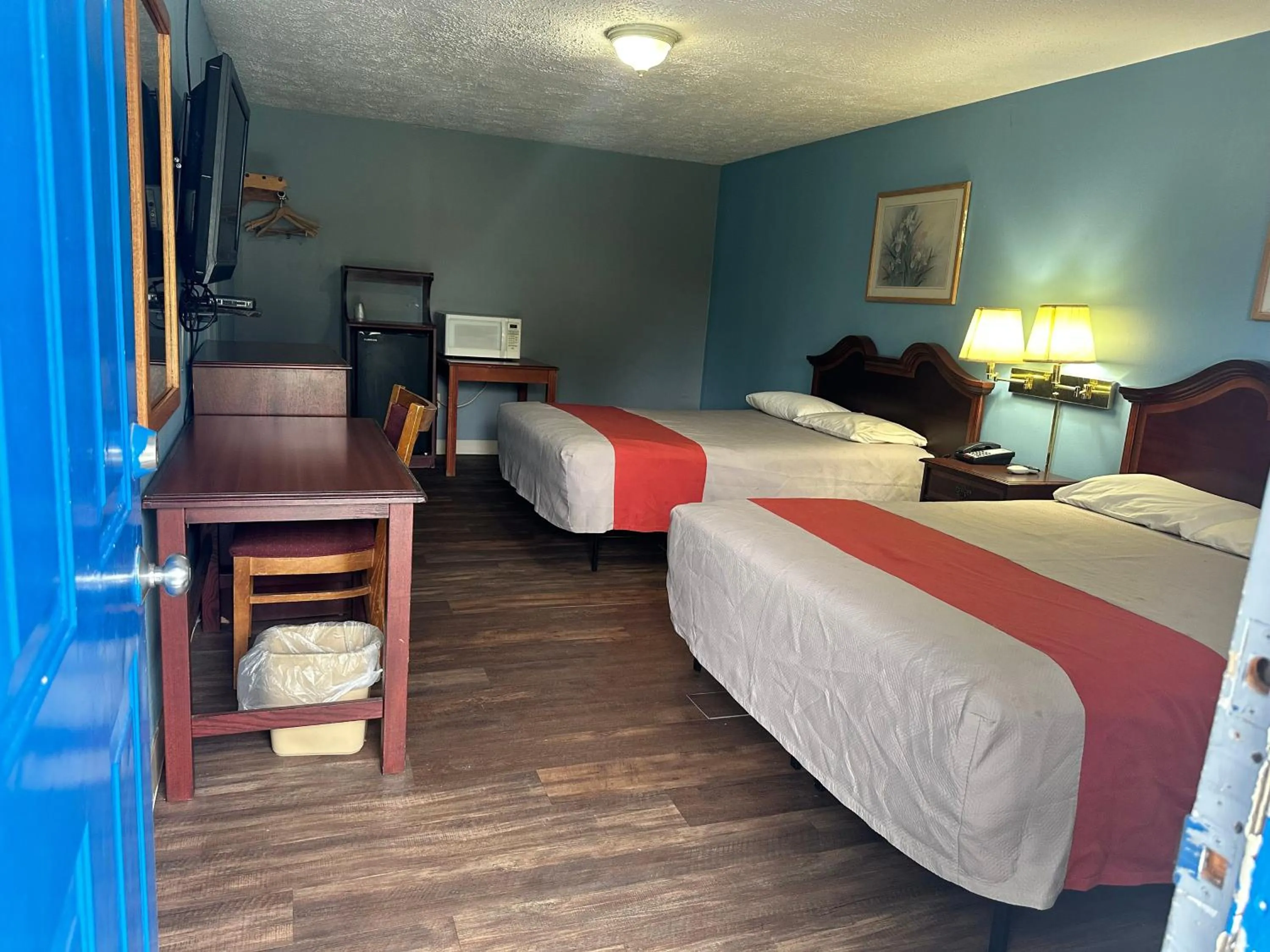 Bedroom, Bed in Westgate Manor Motel Austintown & Youngstown OHIO