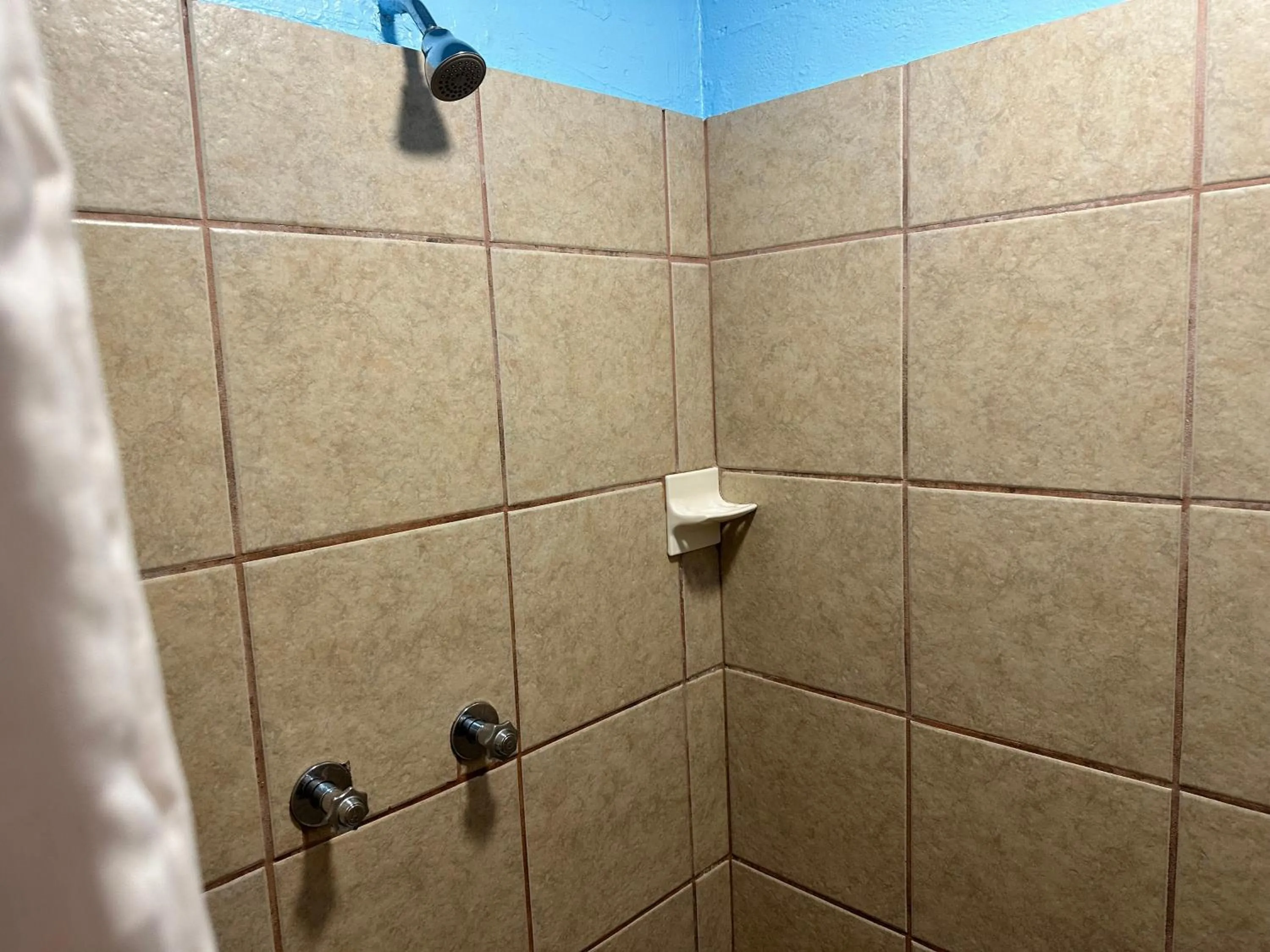 Bathroom in Westgate Manor Motel Austintown & Youngstown OHIO