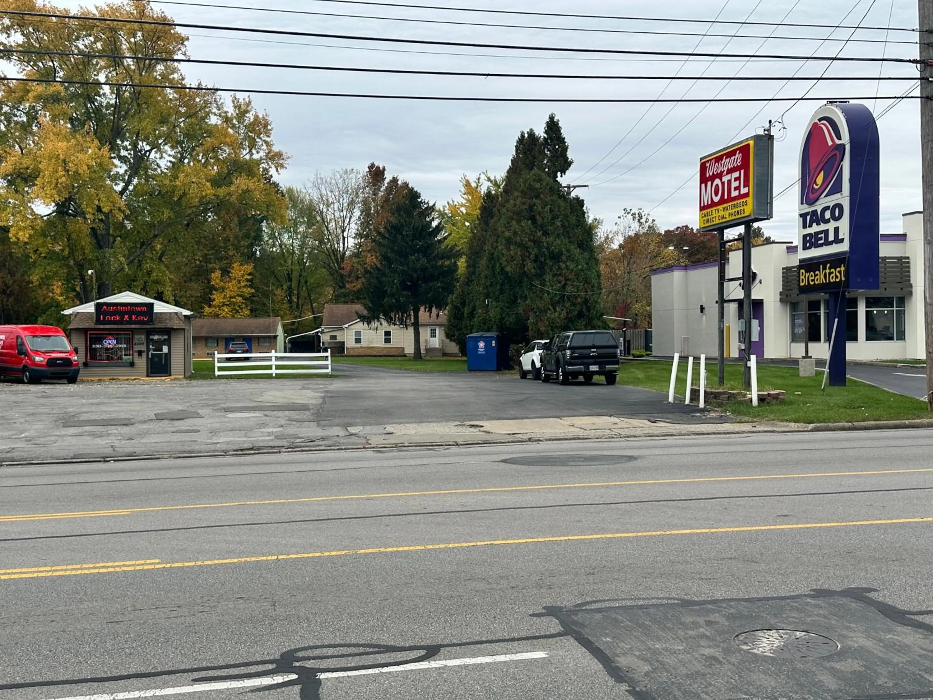 Facade/entrance in Westgate Manor Motel Austintown & Youngstown OHIO