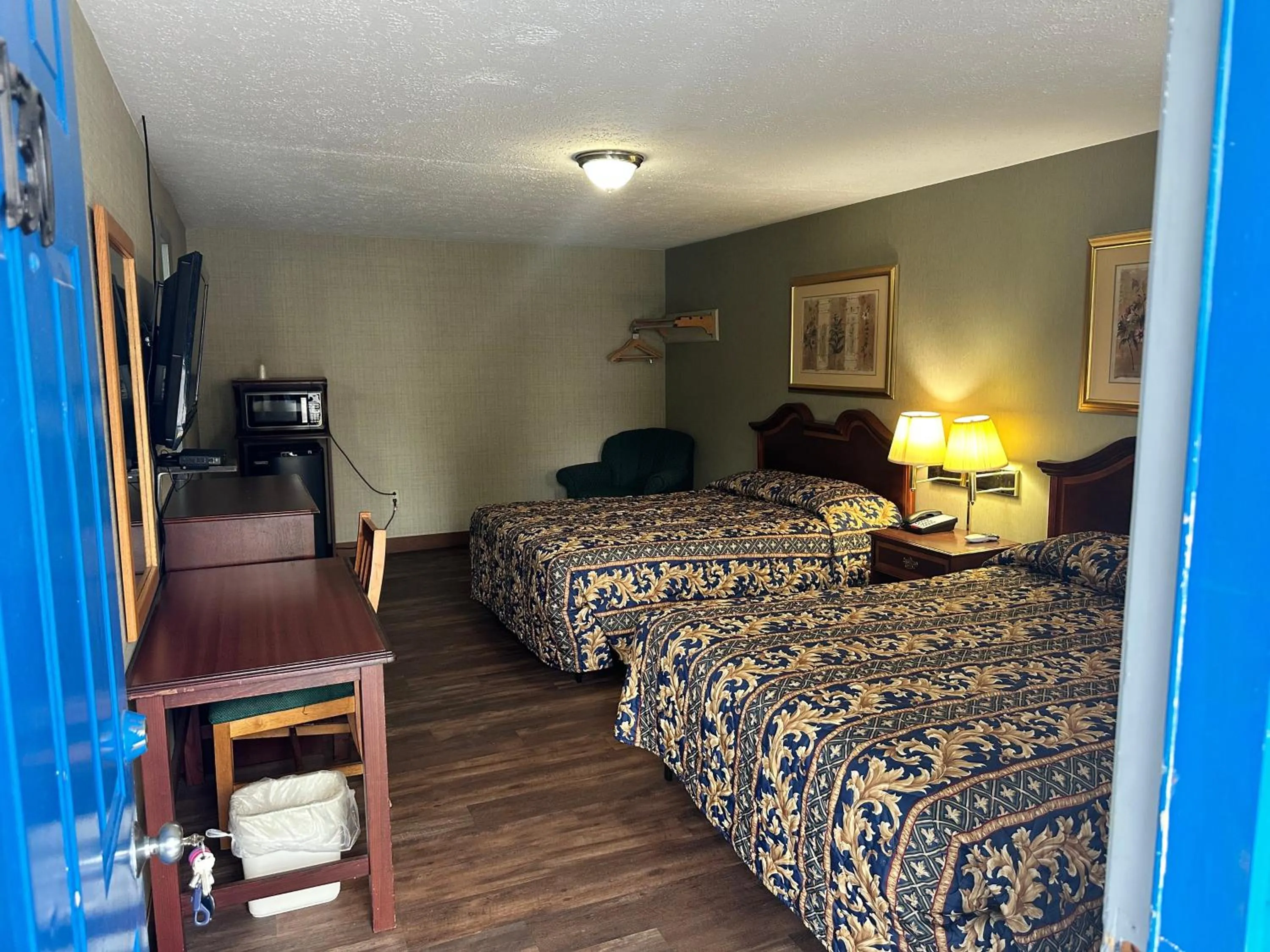 Bedroom, Bed in Westgate Manor Motel Austintown & Youngstown OHIO