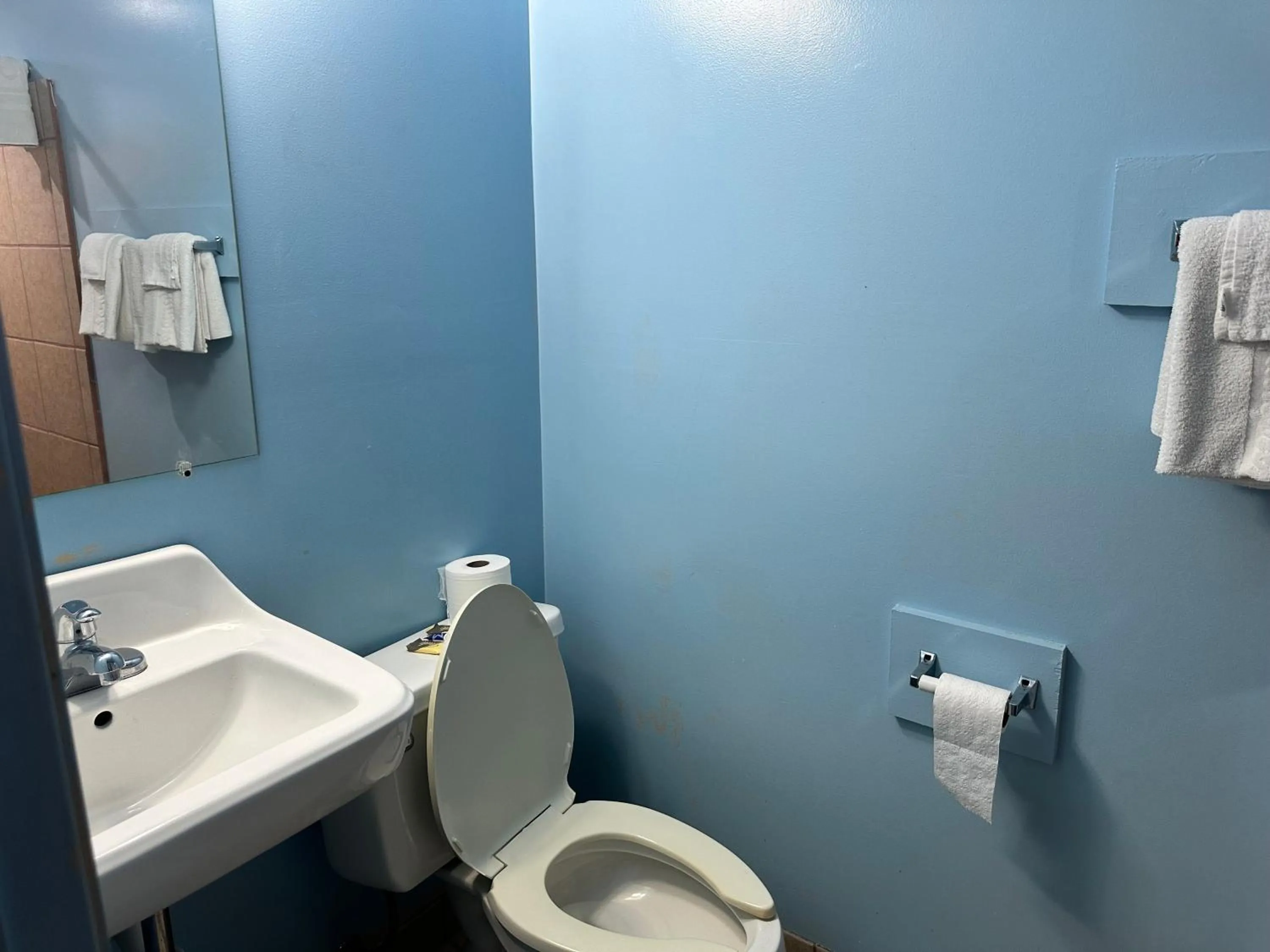 Bathroom in Westgate Manor Motel Austintown & Youngstown OHIO