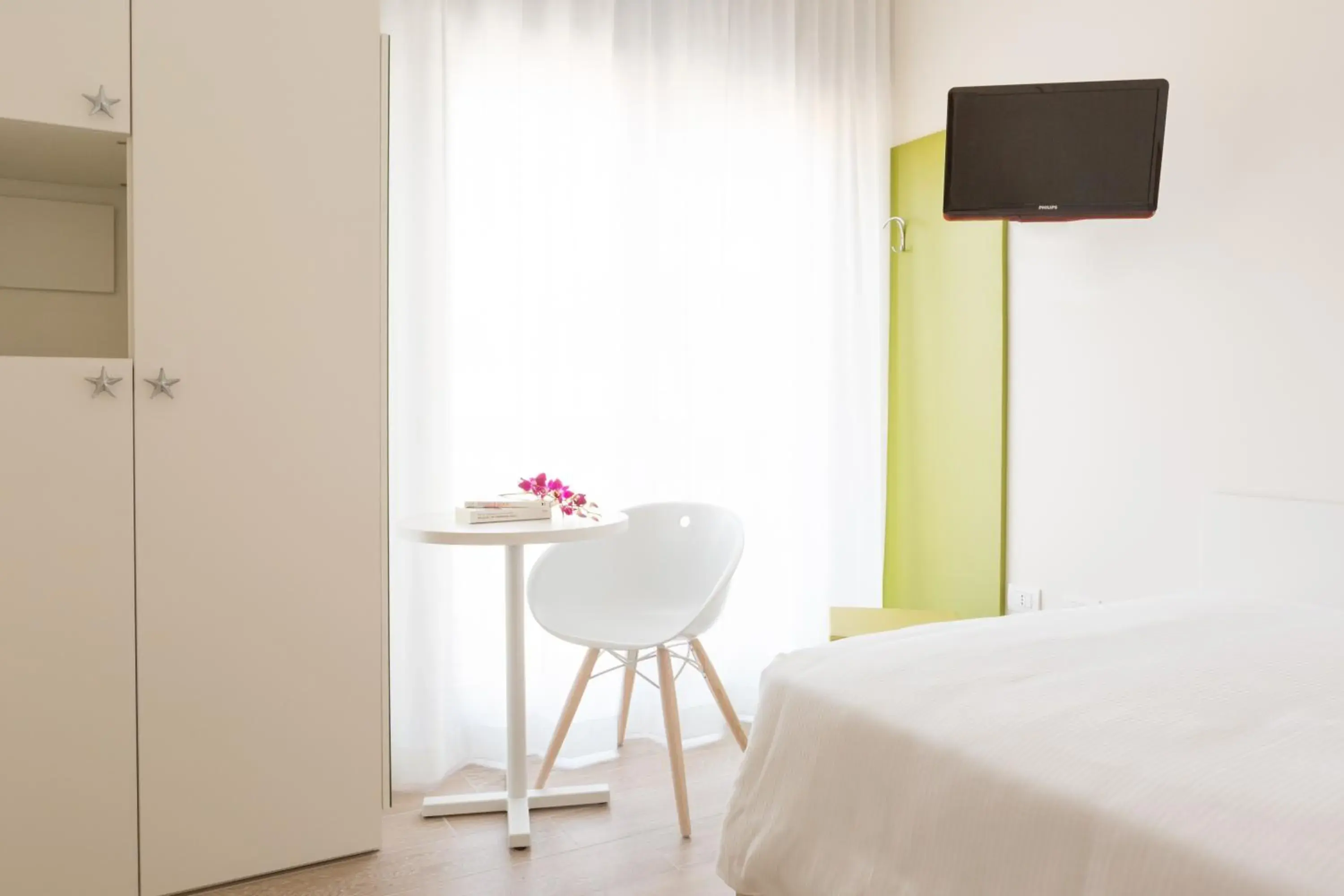 View (from property/room), Bed in Hotel Mediterraneo View (from property/room), Bed in Hotel Mediterraneo