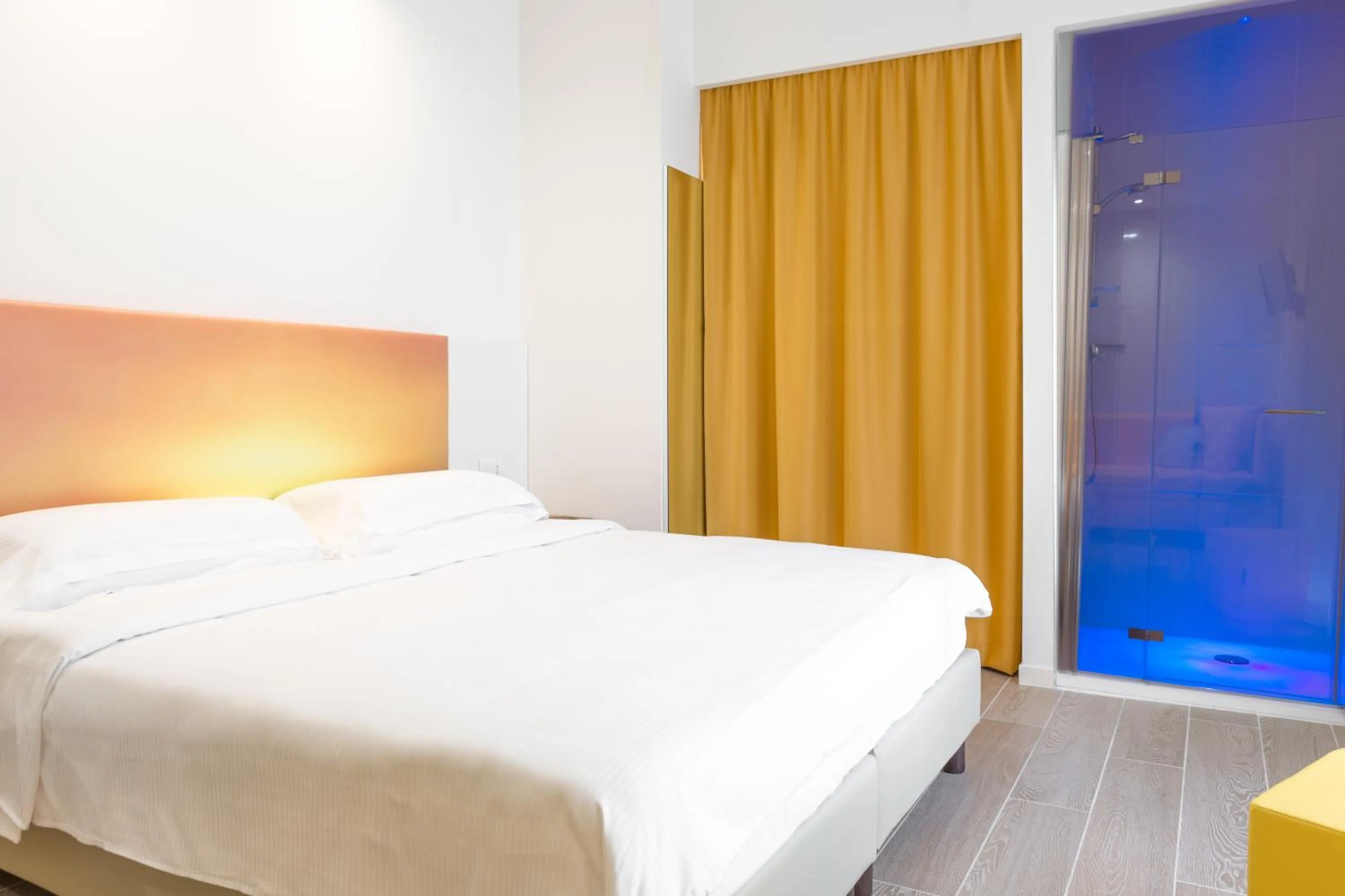 Shower, Bed in Hotel Mediterraneo