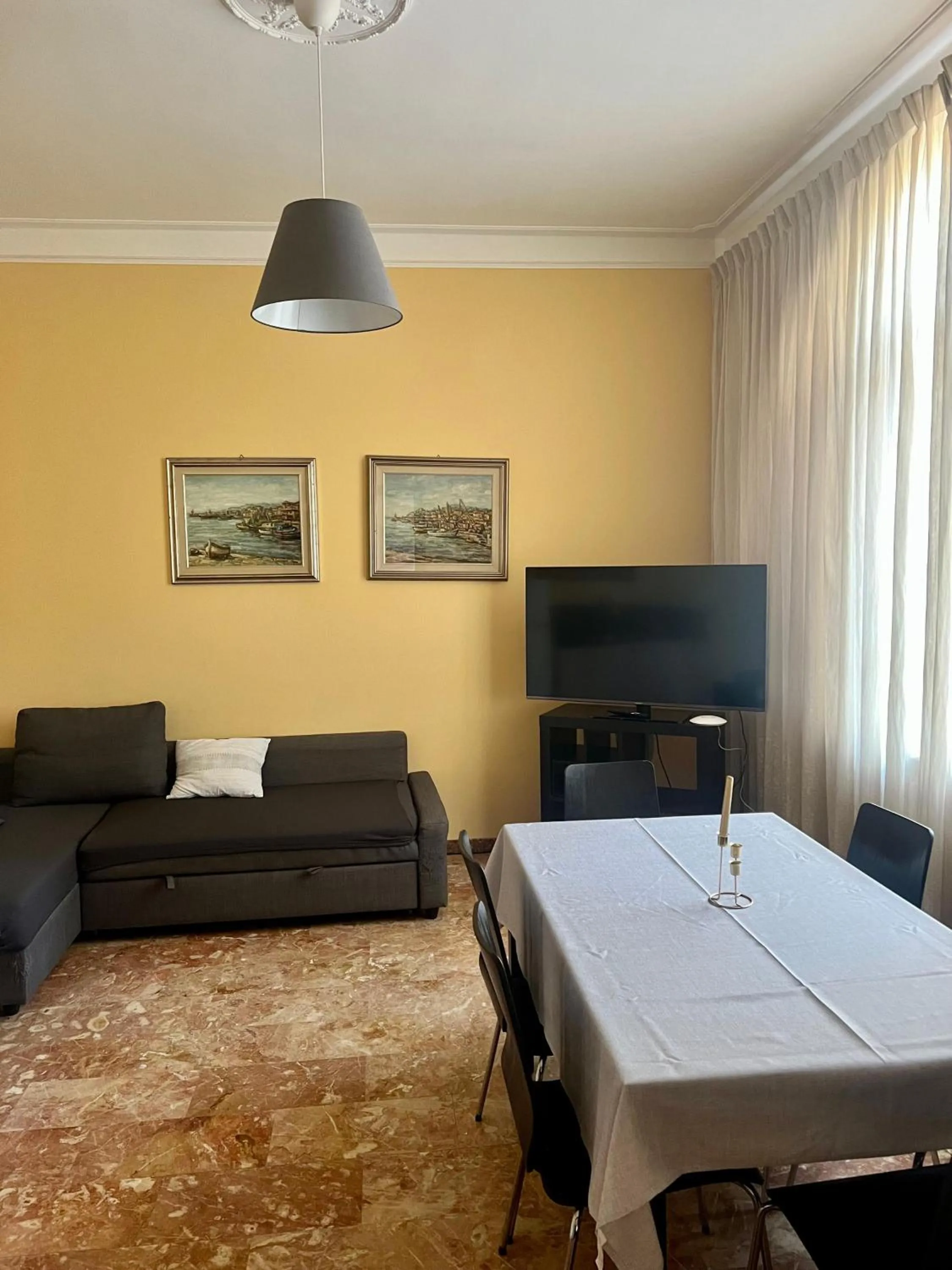 Communal lounge/ TV room in Hotel Gabriella