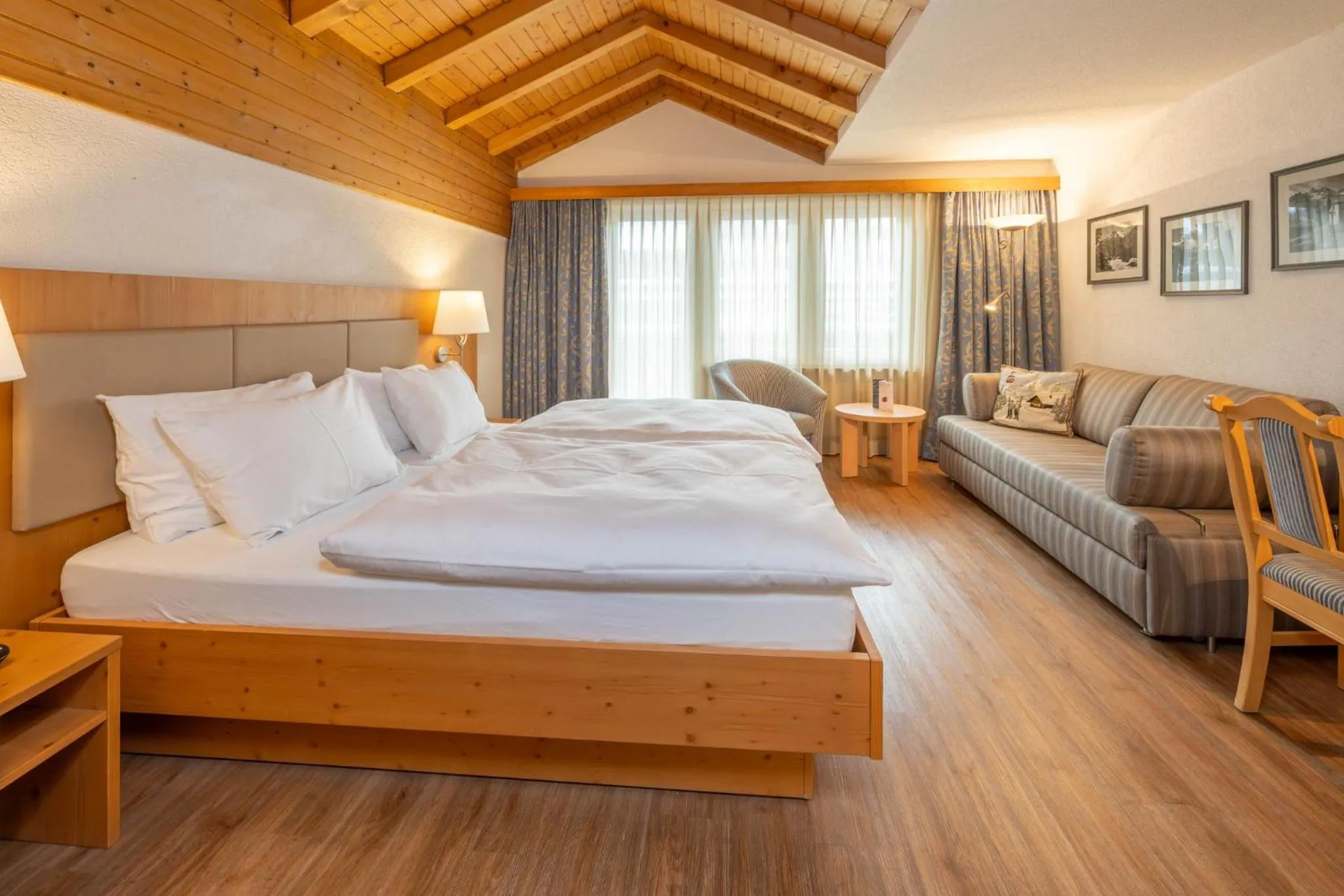 Staff, Bed in Hotel Sarazena