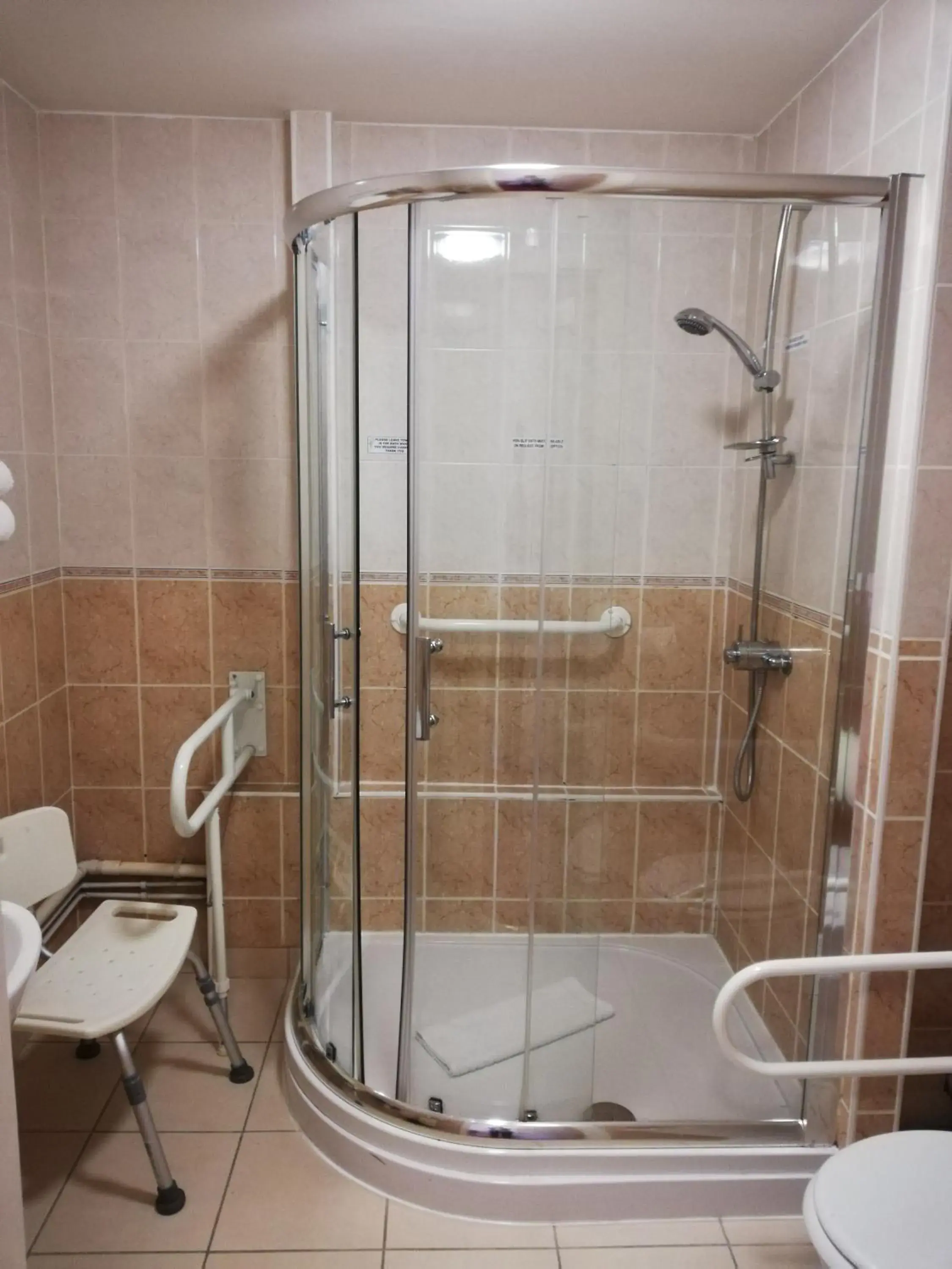 Twin Room with Shower in Corn Mill Lodge Hotel Twin Room with Shower in Corn Mill Lodge Hotel
