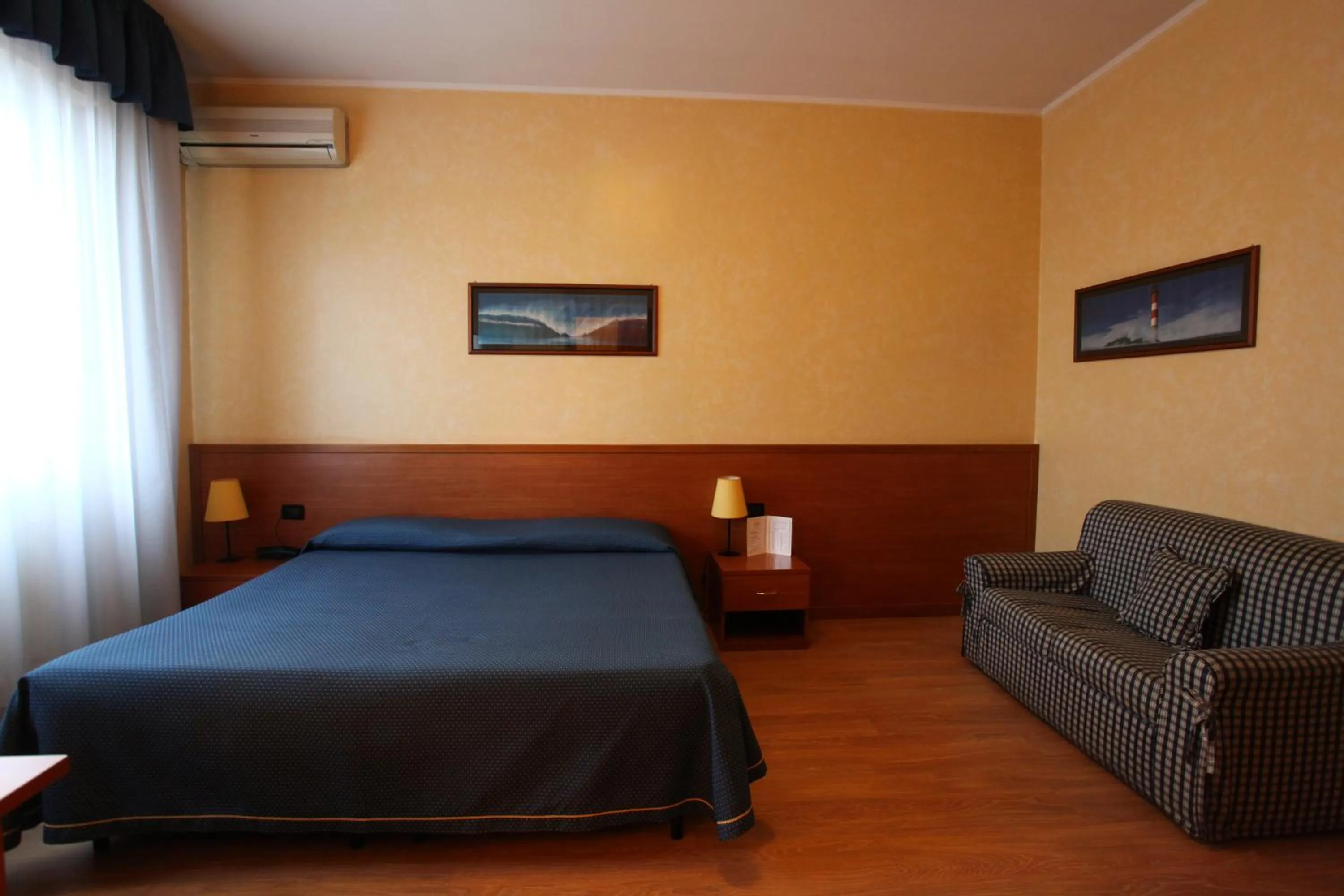 Photo of the whole room in Hotel Lincoln