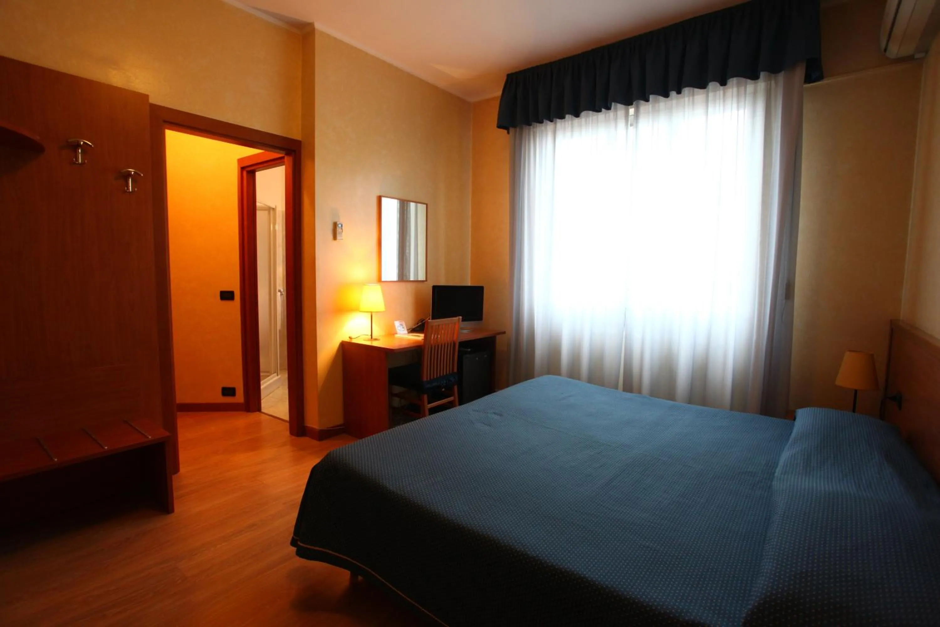 Photo of the whole room in Hotel Lincoln