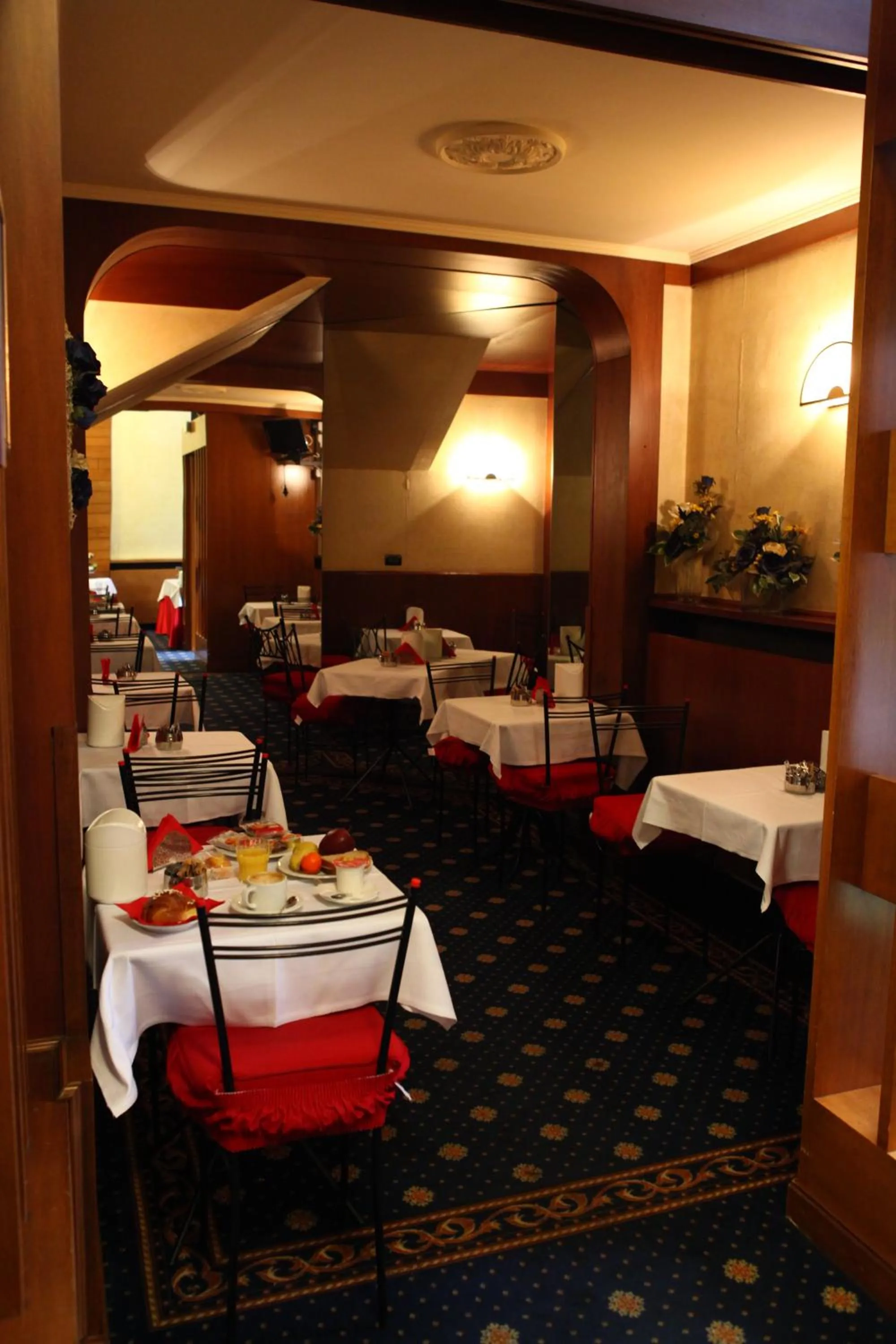 Restaurant/places to eat in Hotel Lincoln