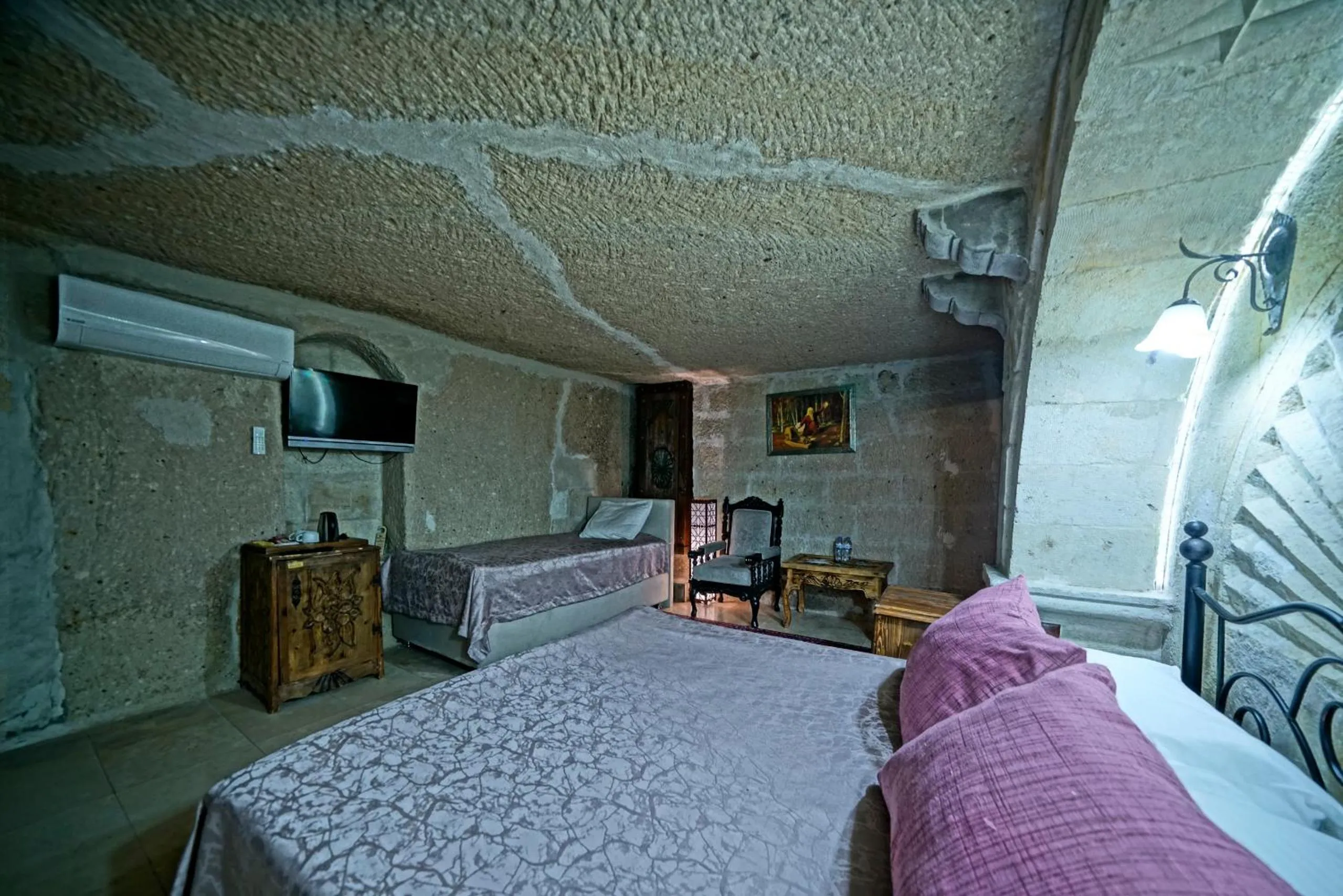 Photo of the whole room, Bed in Holiday Cave Hotel