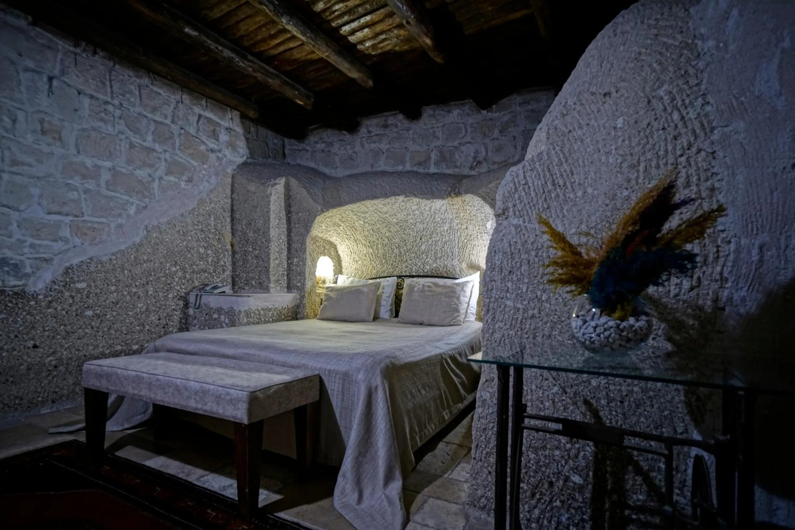 Bedroom, Bed in Holiday Cave Hotel