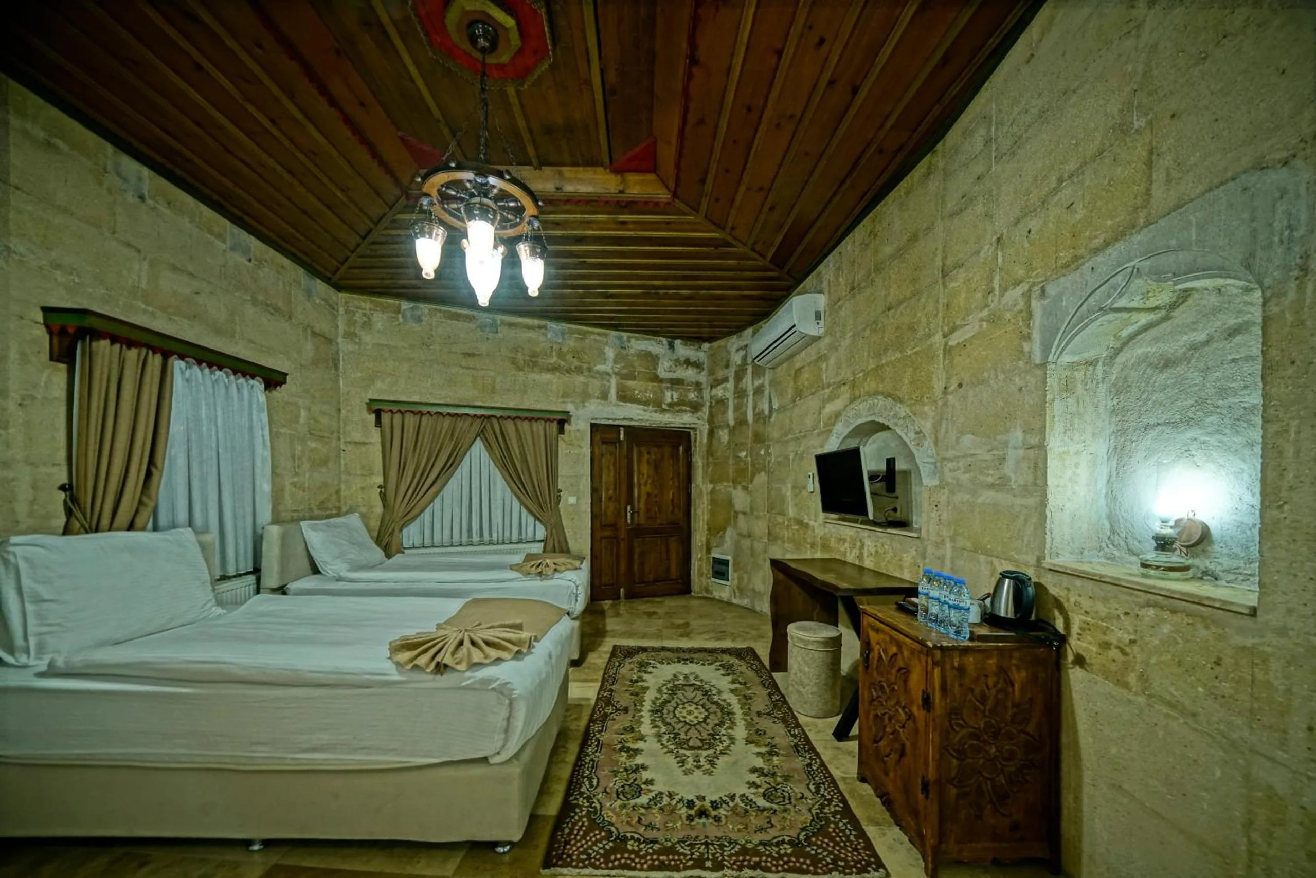 TV and multimedia, Bed in Holiday Cave Hotel