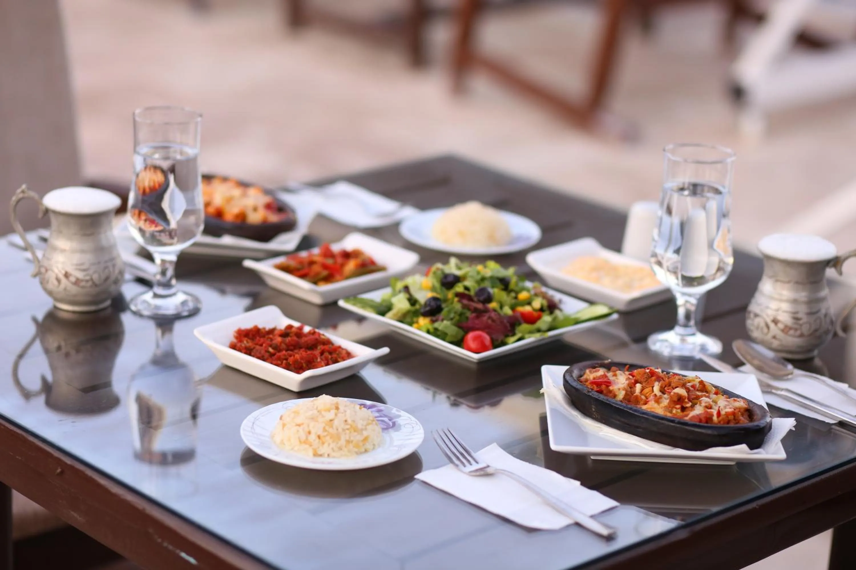 Restaurant/places to eat in Holiday Cave Hotel