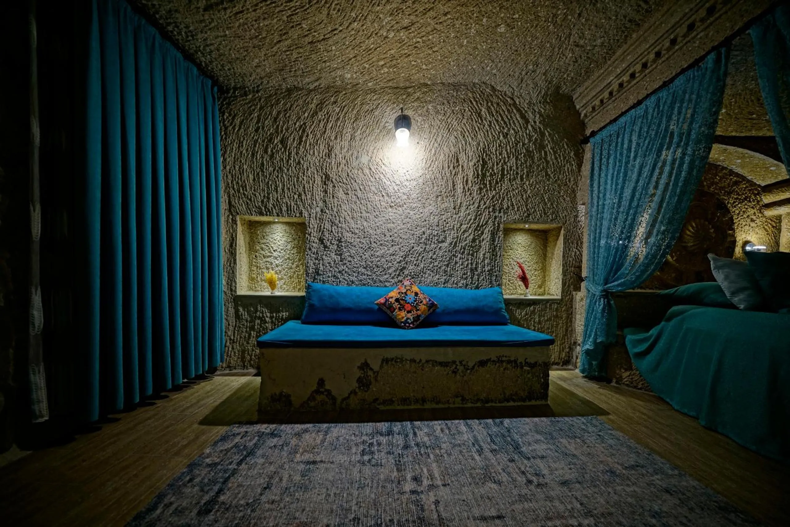 Seating area, Bed in Holiday Cave Hotel