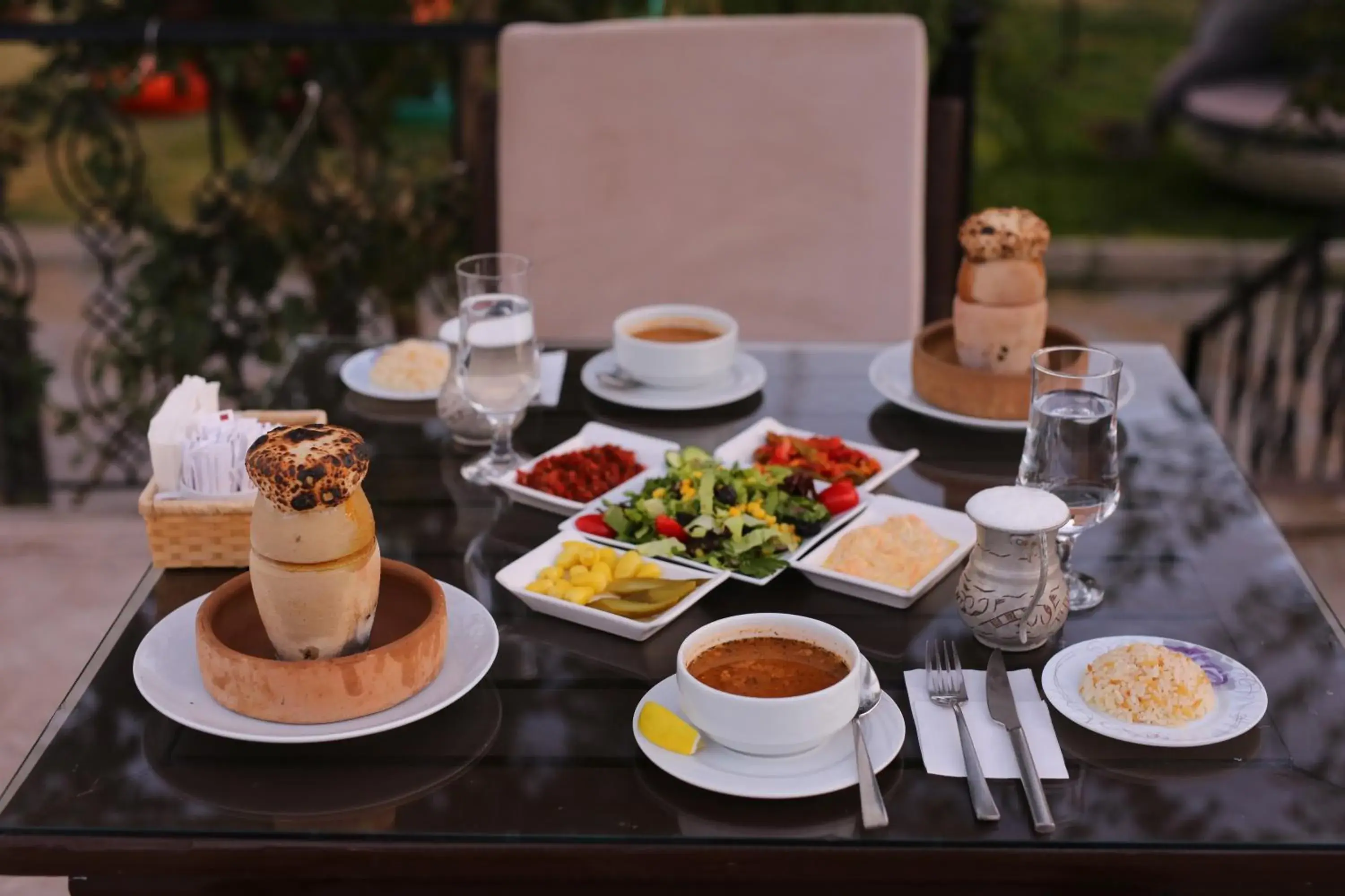 Restaurant/places to eat in Holiday Cave Hotel Restaurant/places to eat in Holiday Cave Hotel