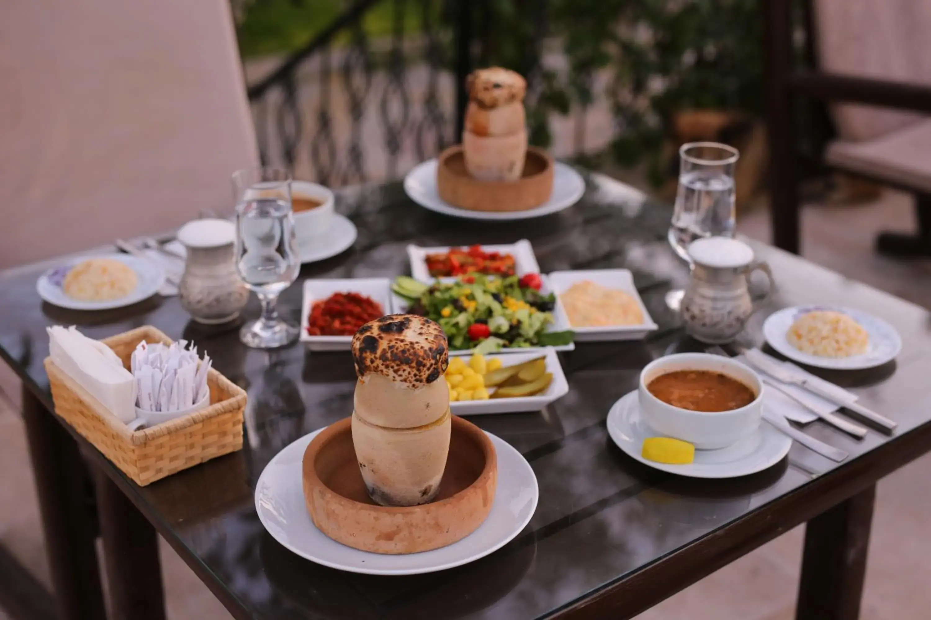 Restaurant/places to eat in Holiday Cave Hotel Restaurant/places to eat in Holiday Cave Hotel