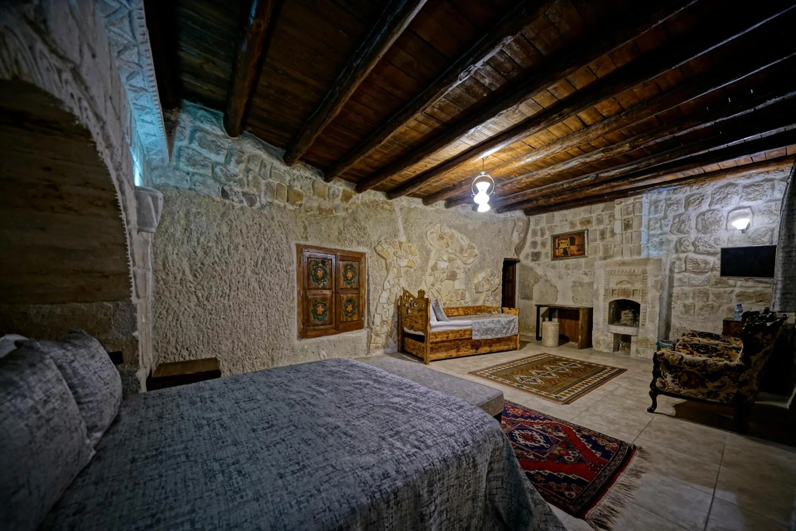 Bedroom, Bed in Holiday Cave Hotel