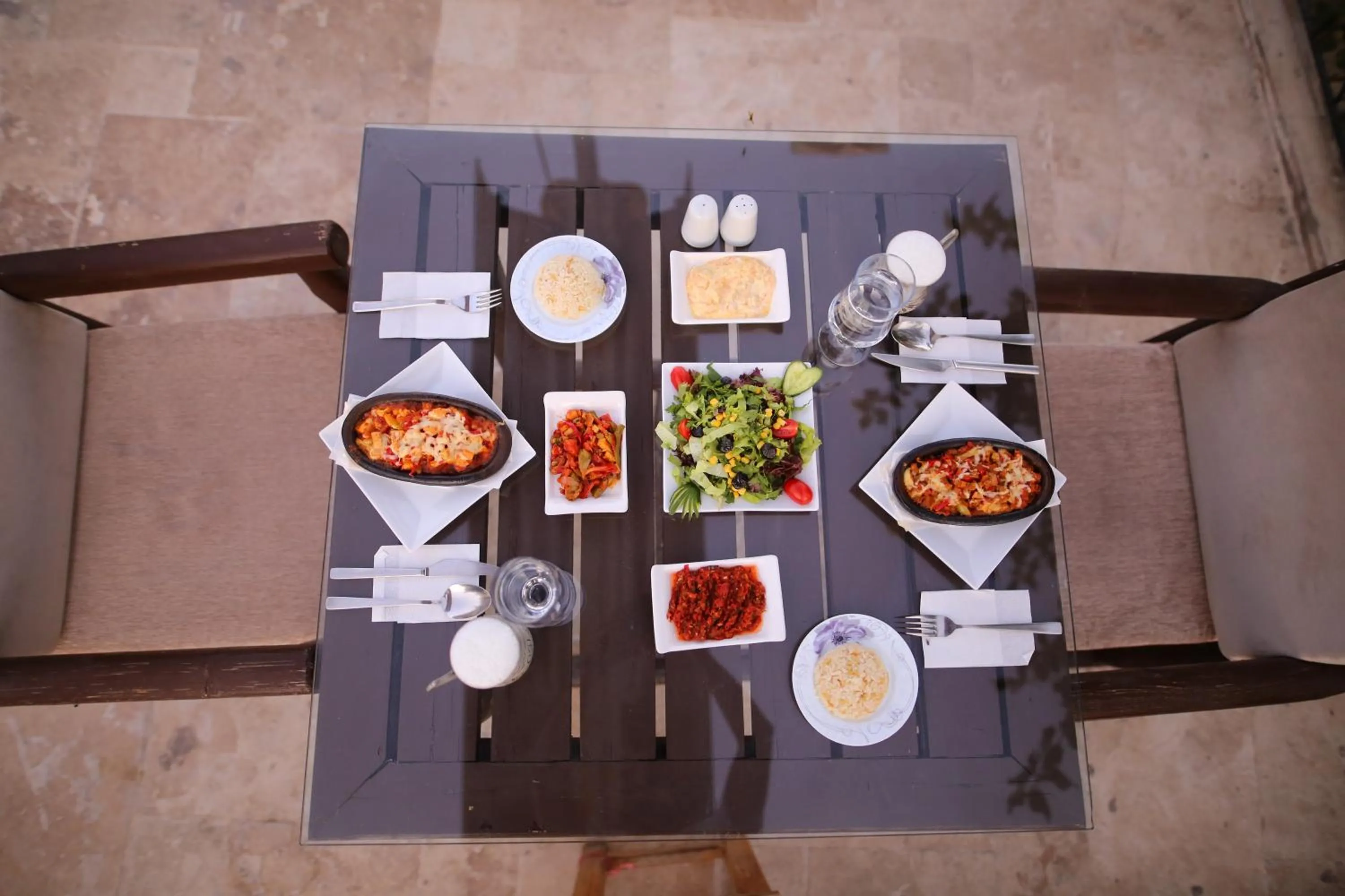 Restaurant/places to eat in Holiday Cave Hotel