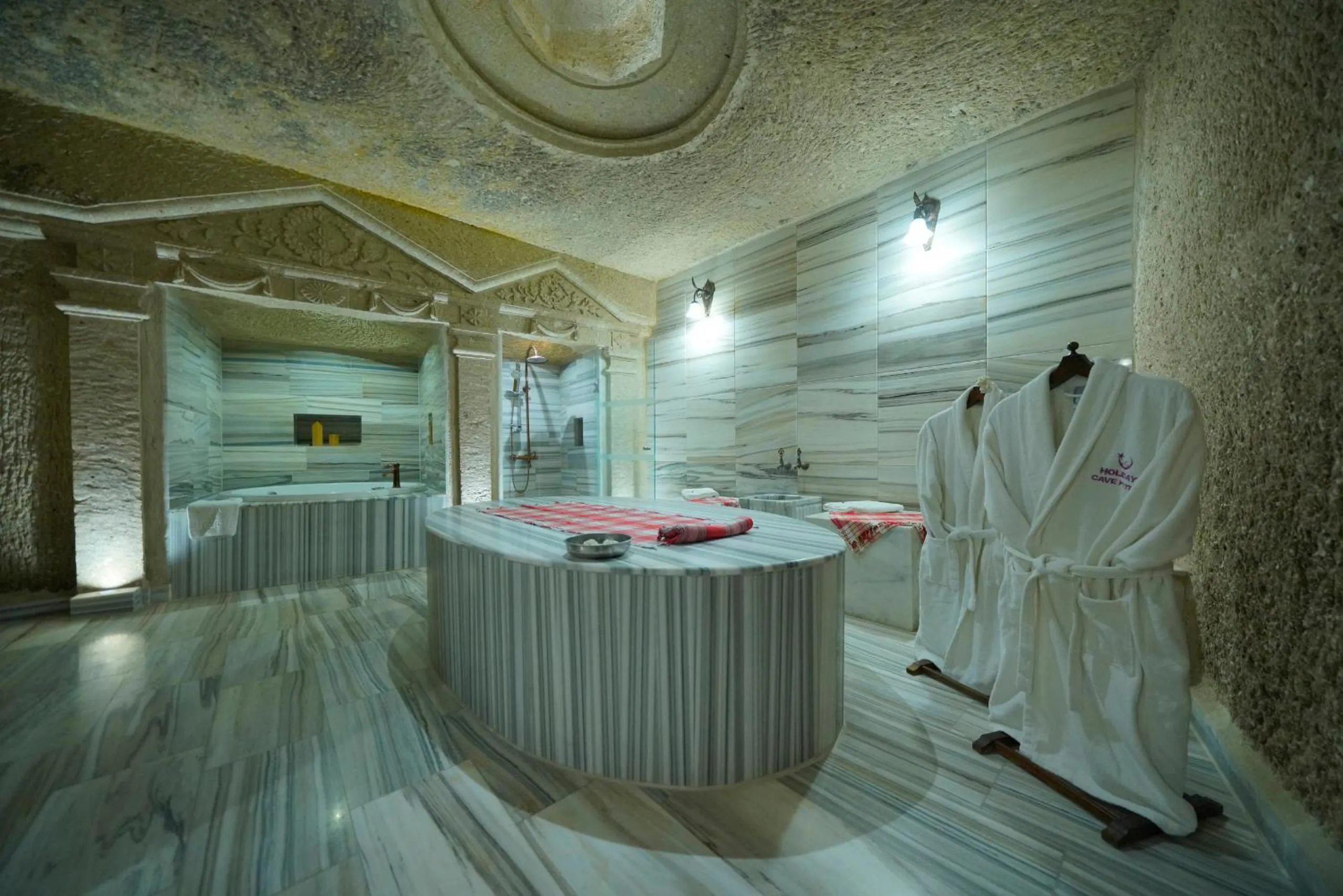 Hot Tub in Holiday Cave Hotel