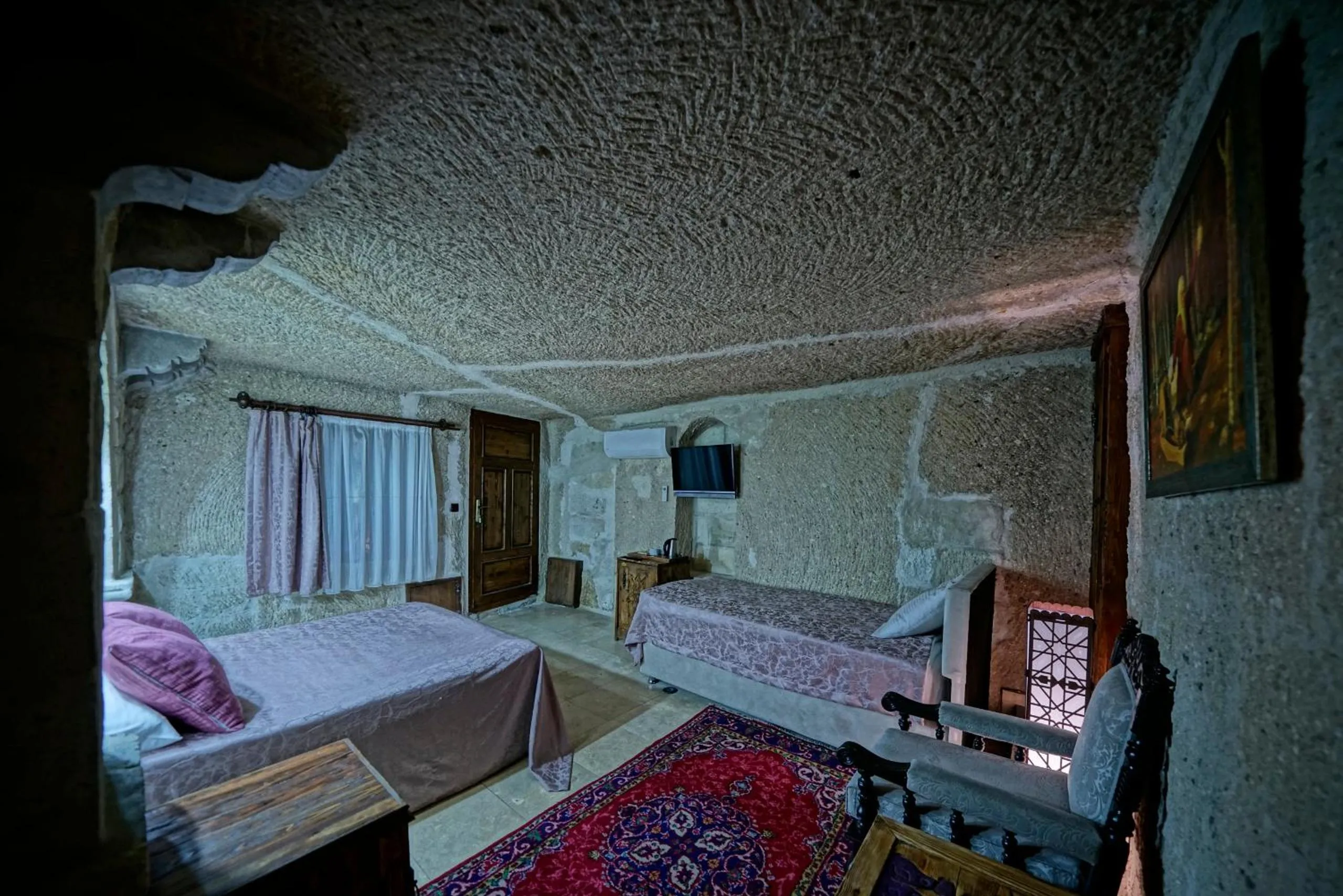 Photo of the whole room, Bed in Holiday Cave Hotel