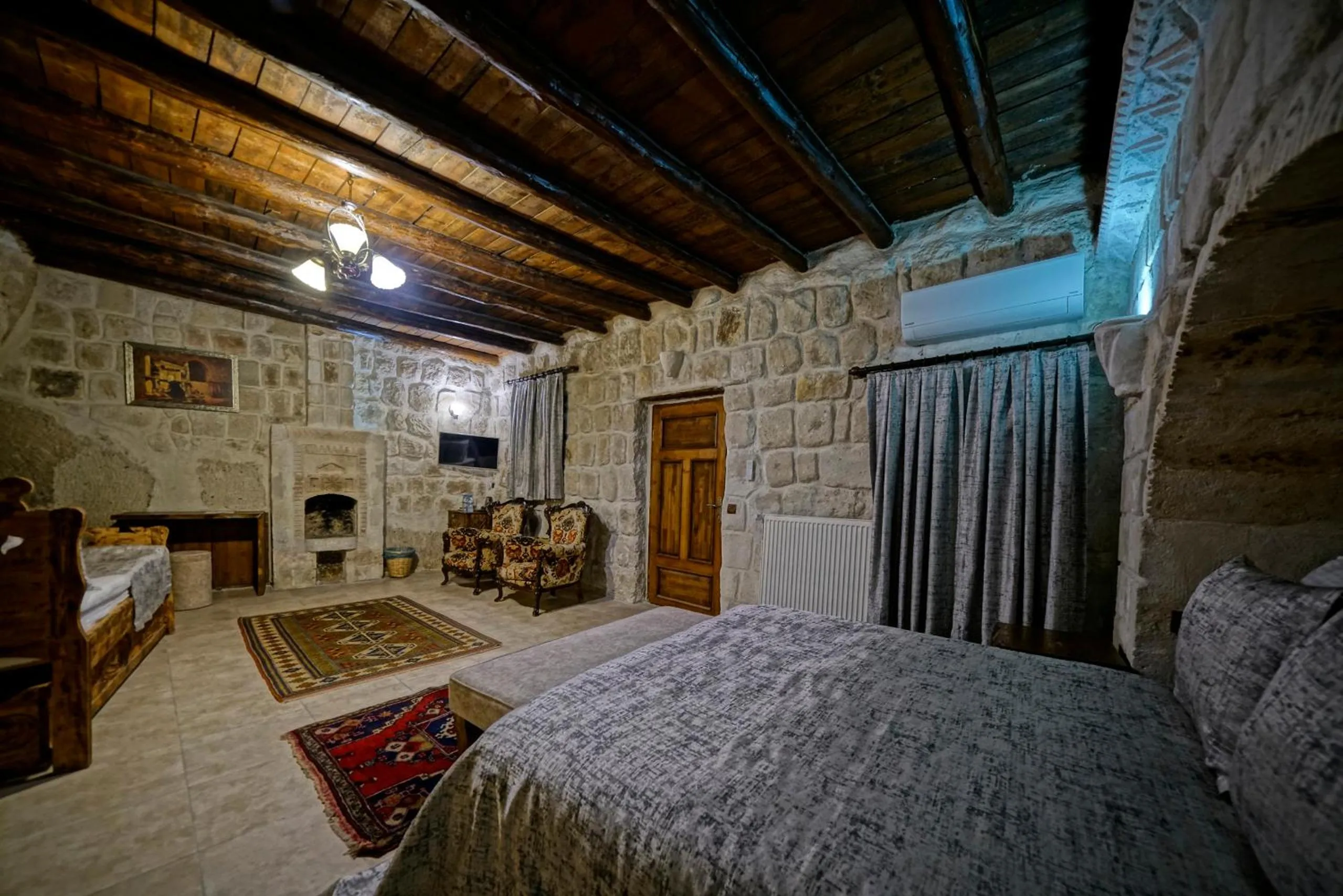 Photo of the whole room, Bed in Holiday Cave Hotel