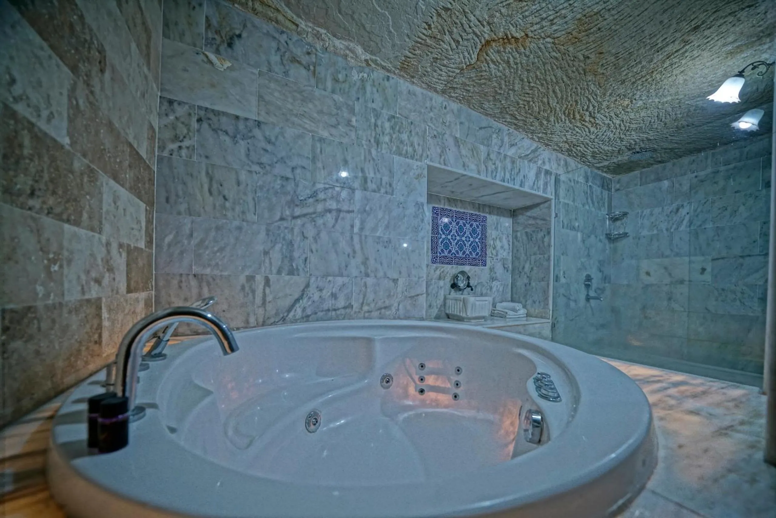 Hot Tub in Holiday Cave Hotel