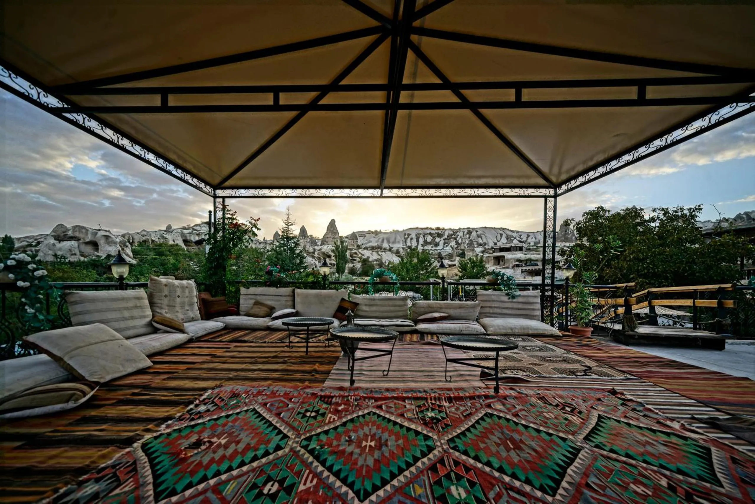 Day in Holiday Cave Hotel