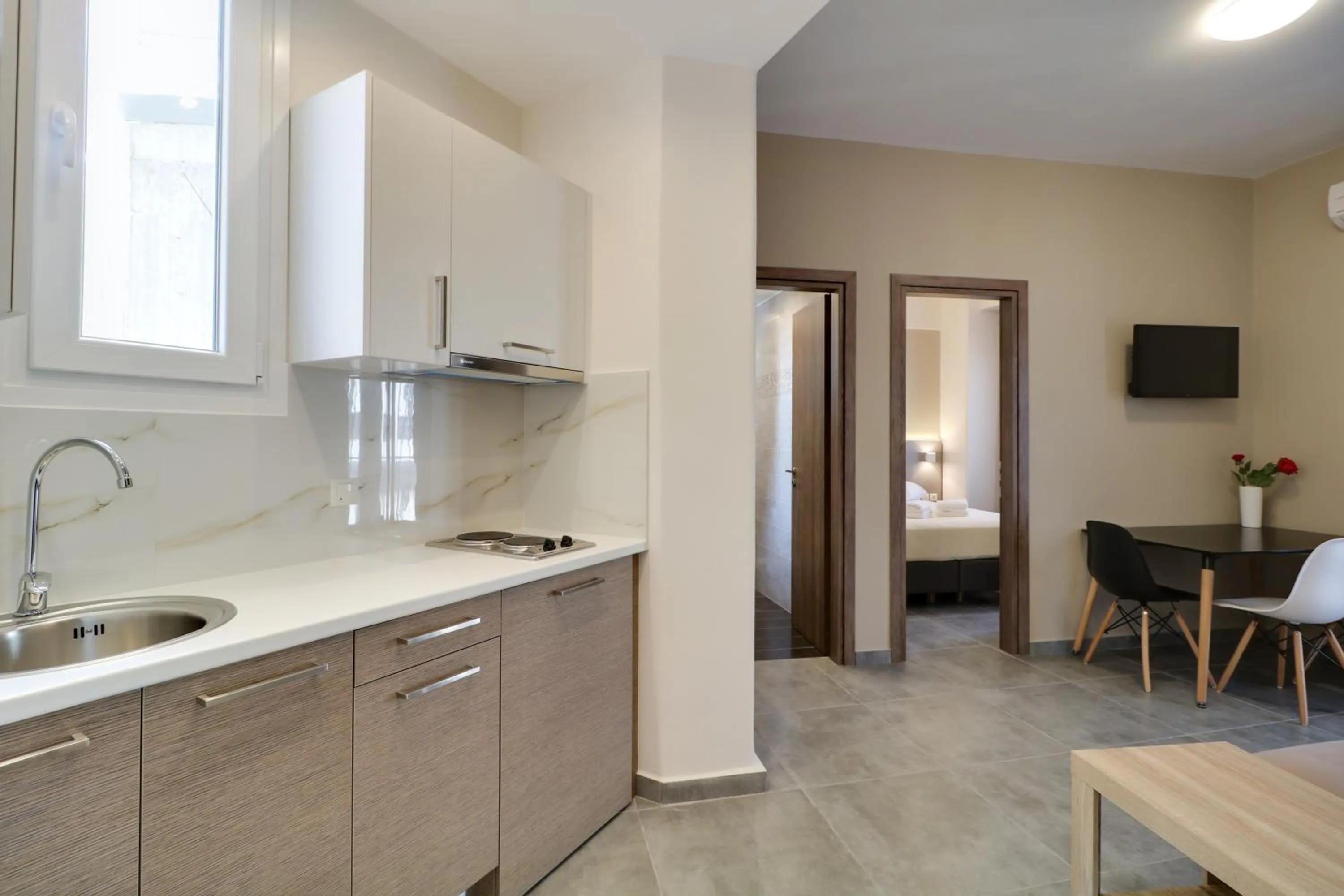 Photo of the whole room in Athens Comfort