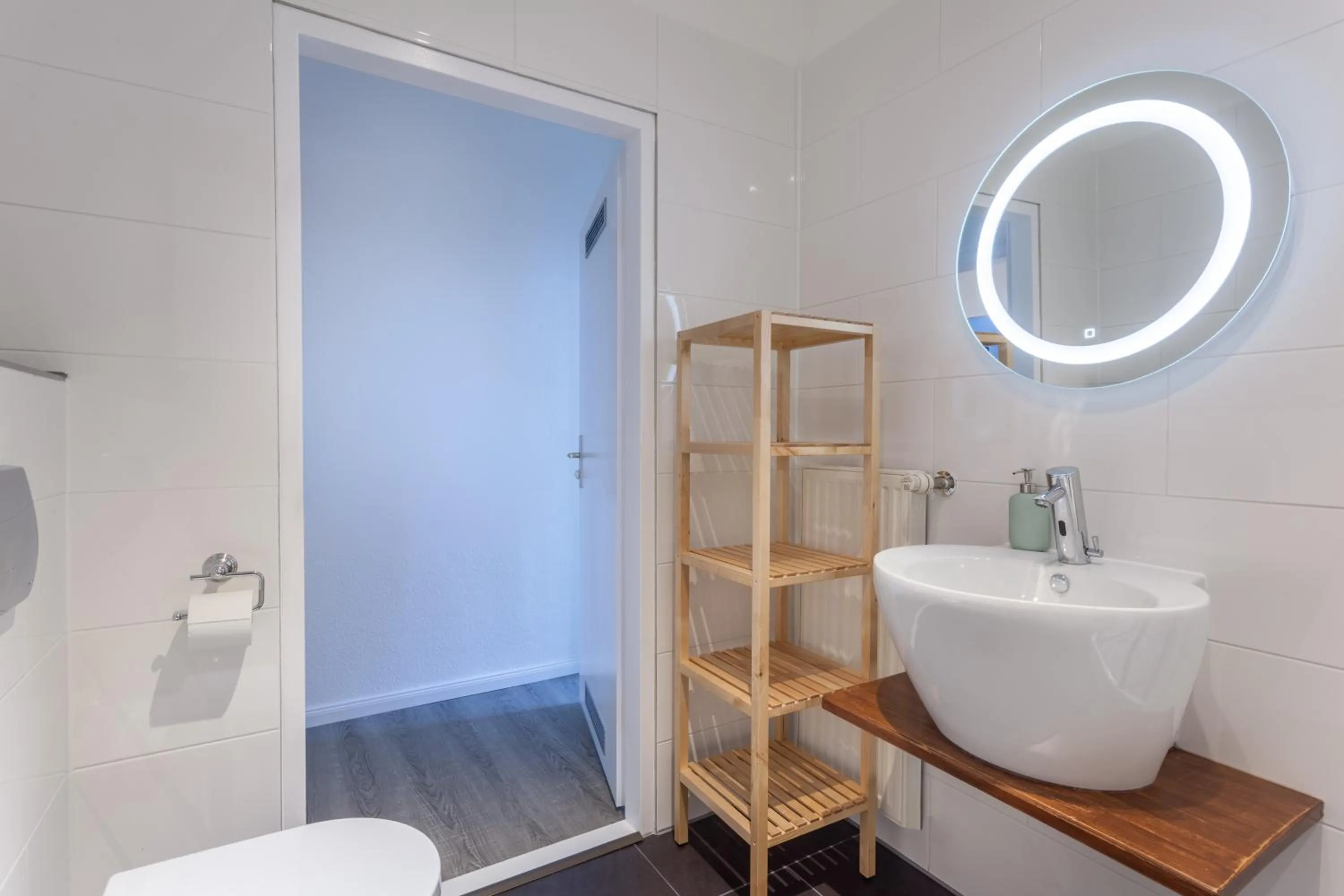 The Paul II - stylish & central 3 BR apartment, group & family friendly, 4- 6 Guests